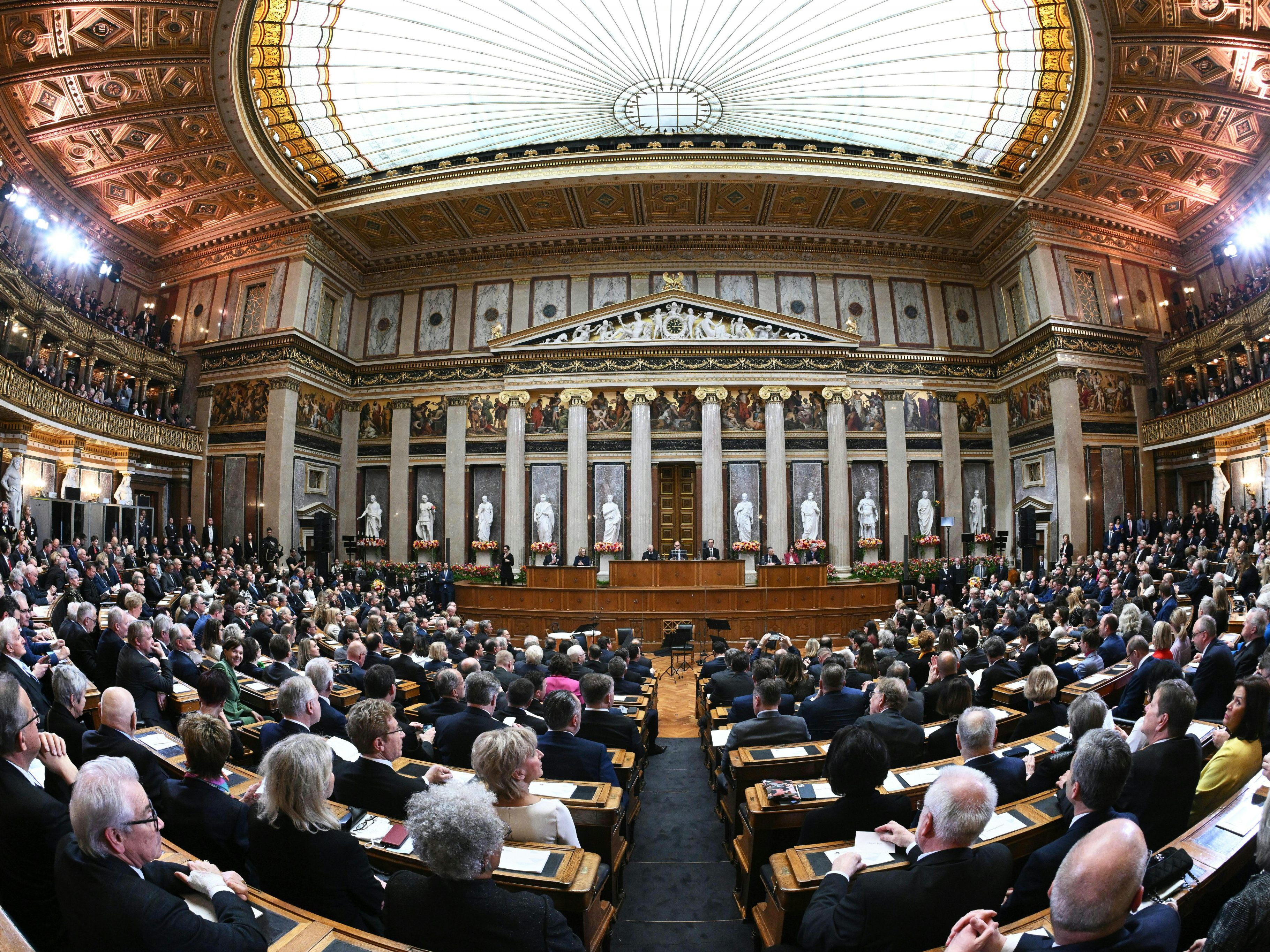 Festakt zur Wiedereröffnung des Parkaments im historischen Sitzungssaal.