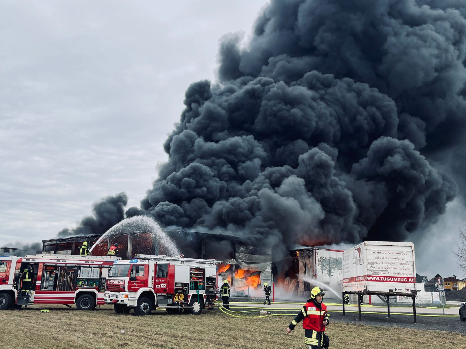 Lagerhallen-Brand im Bezirk Tulln - Erschwerte Brandermittlungen. Lagerhallen-Brand im Bezirk Tulln - Erschwerte Brandermittlungen.
