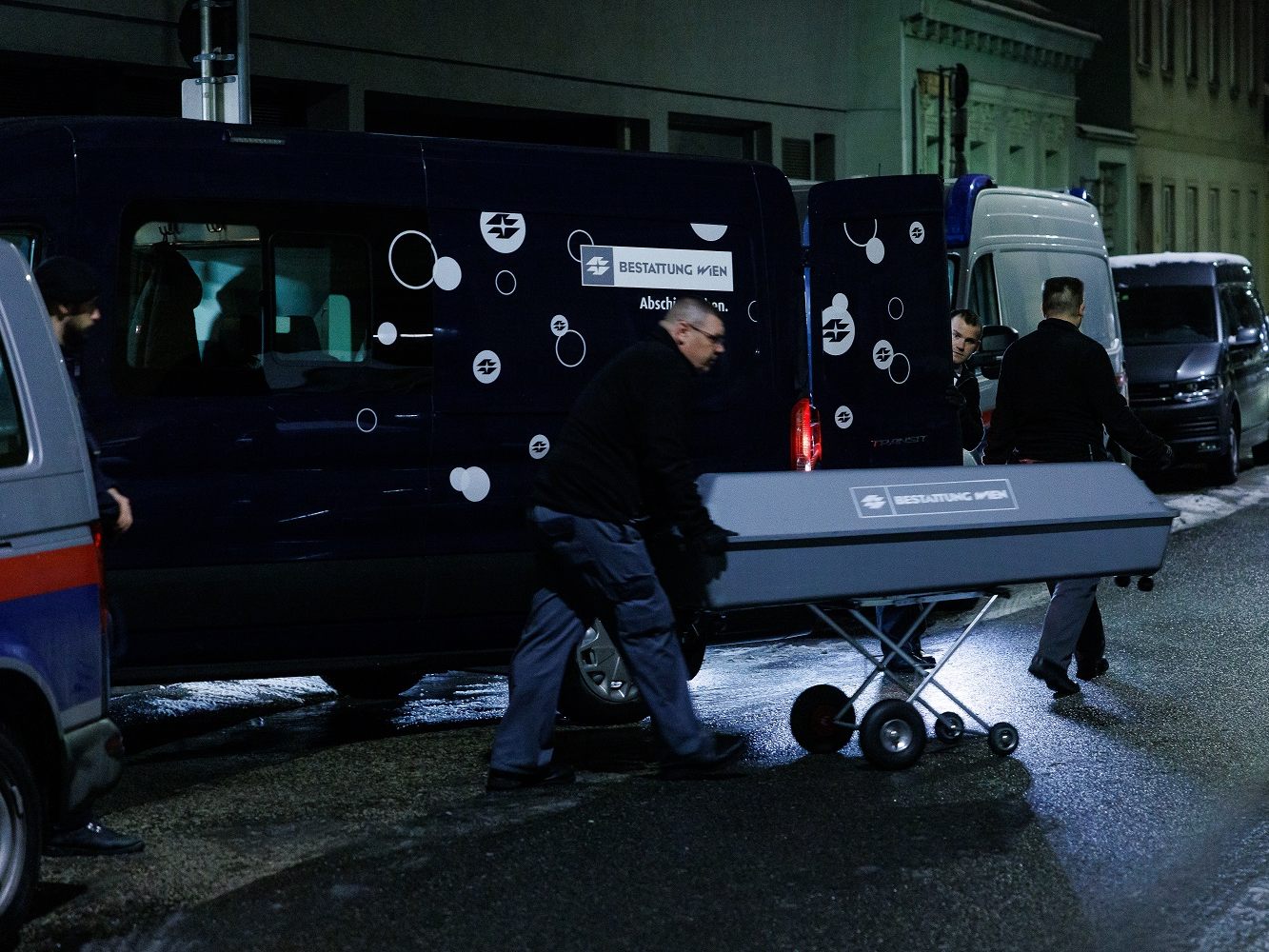 Das Foto zeigt den Abtransport der Leiche. In Wien-Penzing gab es einen tödlichen Polizeischuss.