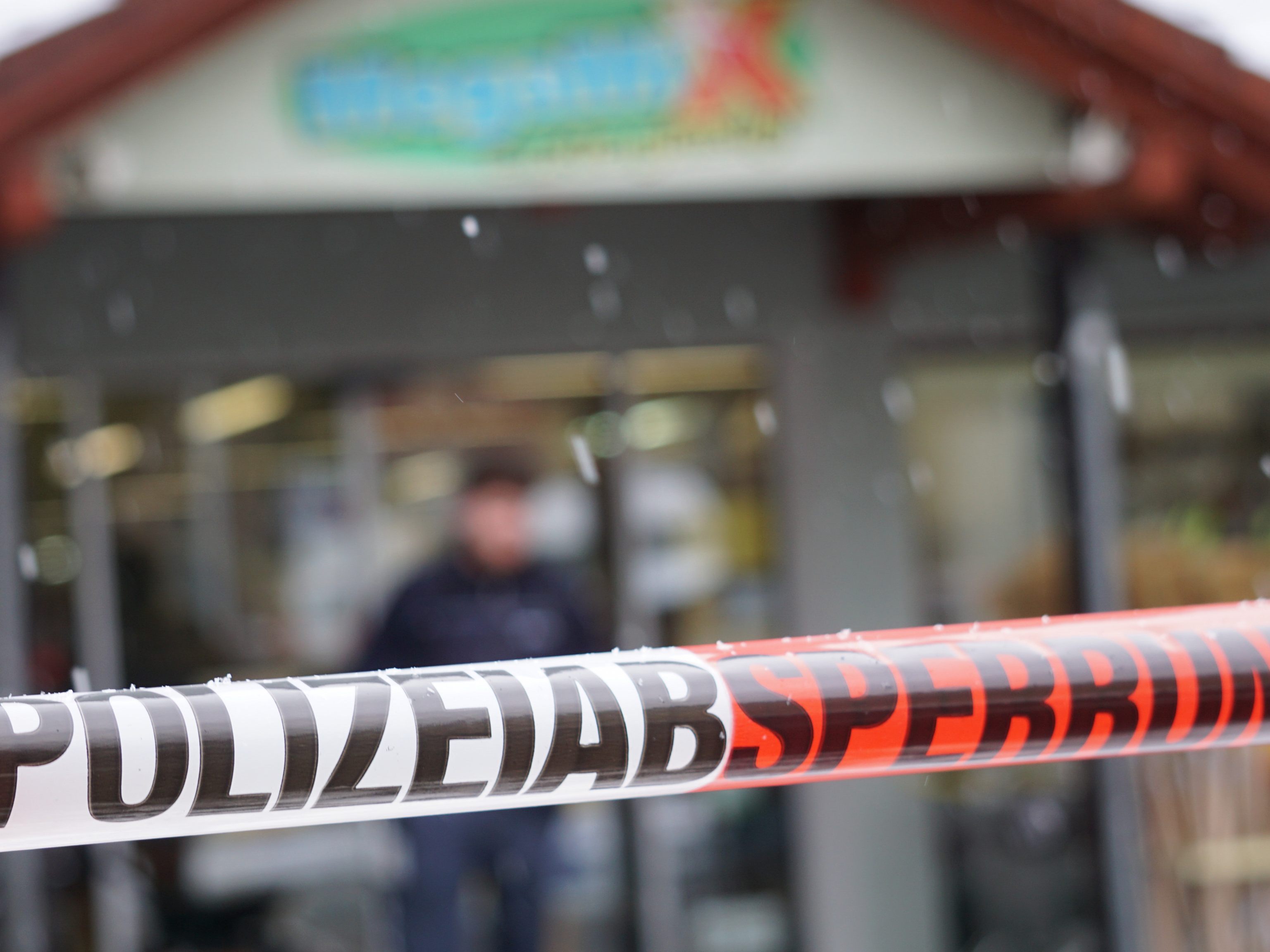 Ein Absperrband der Polizei kennzeichnet jenes Geschäft in Markdorf am Bodensee, das zum Tatort wurde. Ein Absperrband der Polizei kennzeichnet jenes Geschäft in Markdorf am Bodensee, das zum Tatort wurde.