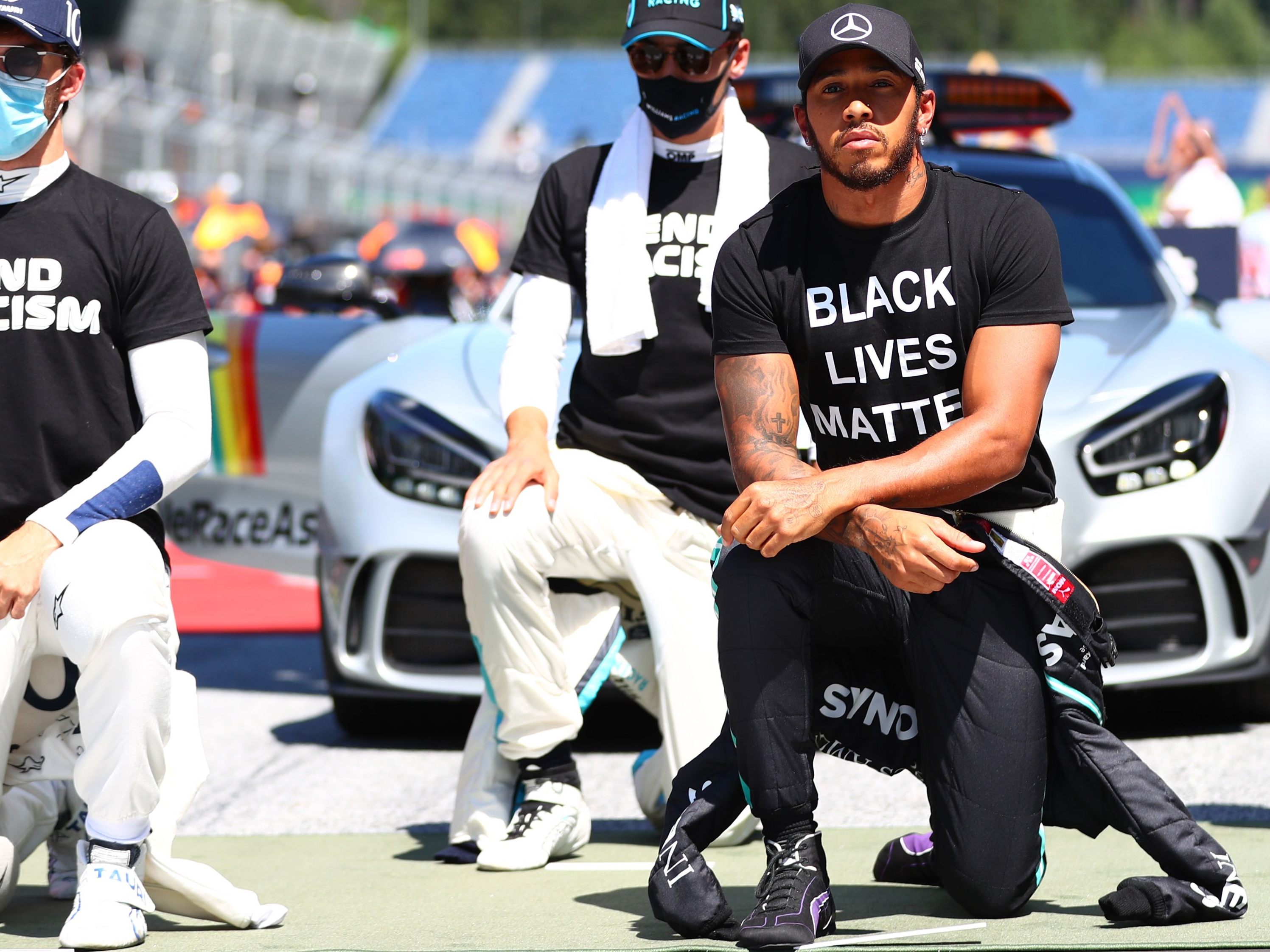 Lewis Hamilton hielt den Kniefall in Österreich vor seinem Team geheim. Lewis Hamilton hielt den Kniefall in Österreich vor seinem Team geheim.