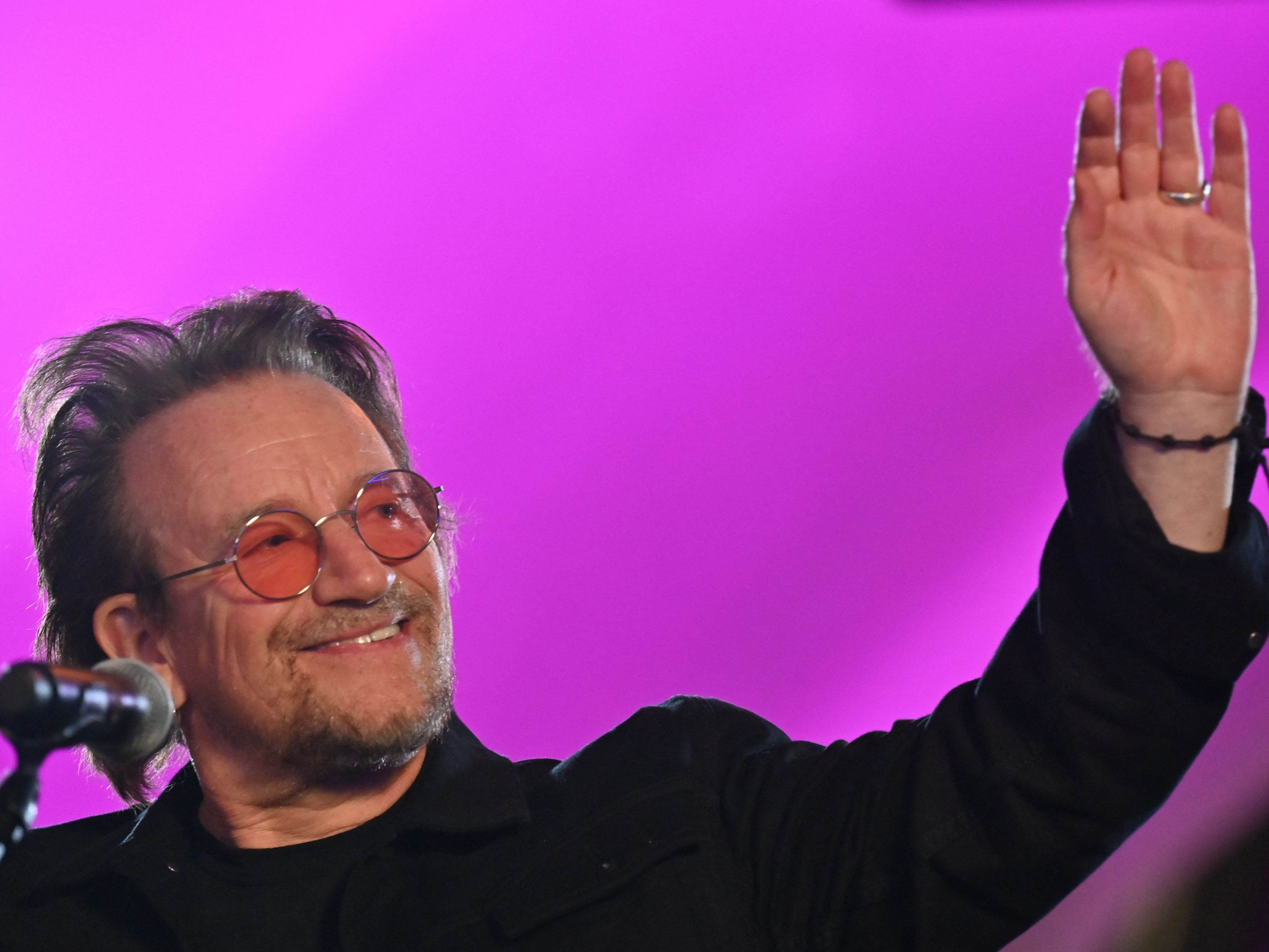 40 Lieder sind auf der Werkschau "Songs of Surrender" zu finden. Im Bild: U2-Sänger Bono. 40 Lieder sind auf der Werkschau "Songs of Surrender" zu finden. Im Bild: U2-Sänger Bono.