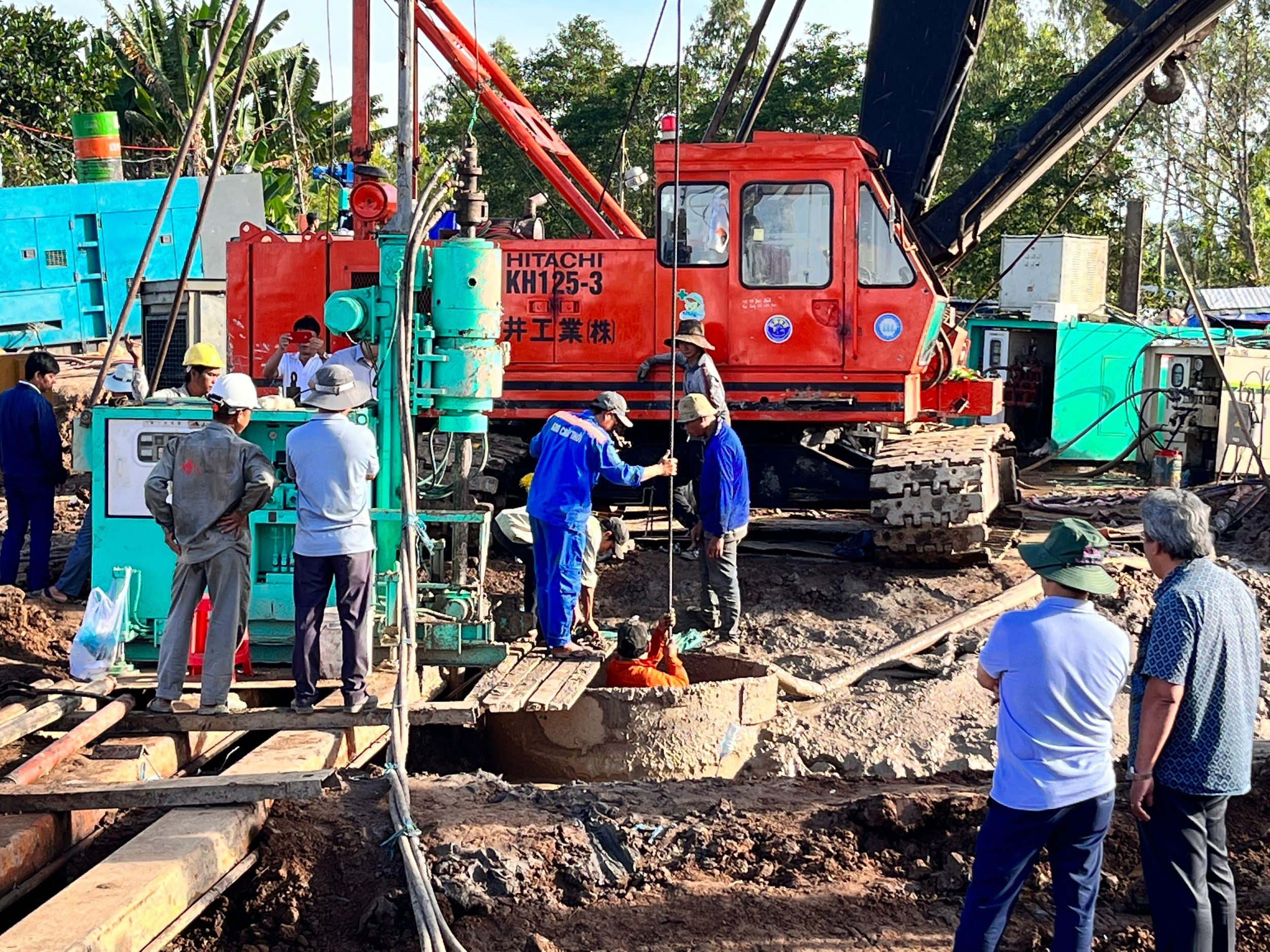 Nachdem ein Zehnjähriger in Vietnam in ein Betonrohr gefallen ist, dauern die Bergungsarbeiten weiter an. Nachdem ein Zehnjähriger in Vietnam in ein Betonrohr gefallen ist, dauern die Bergungsarbeiten weiter an.