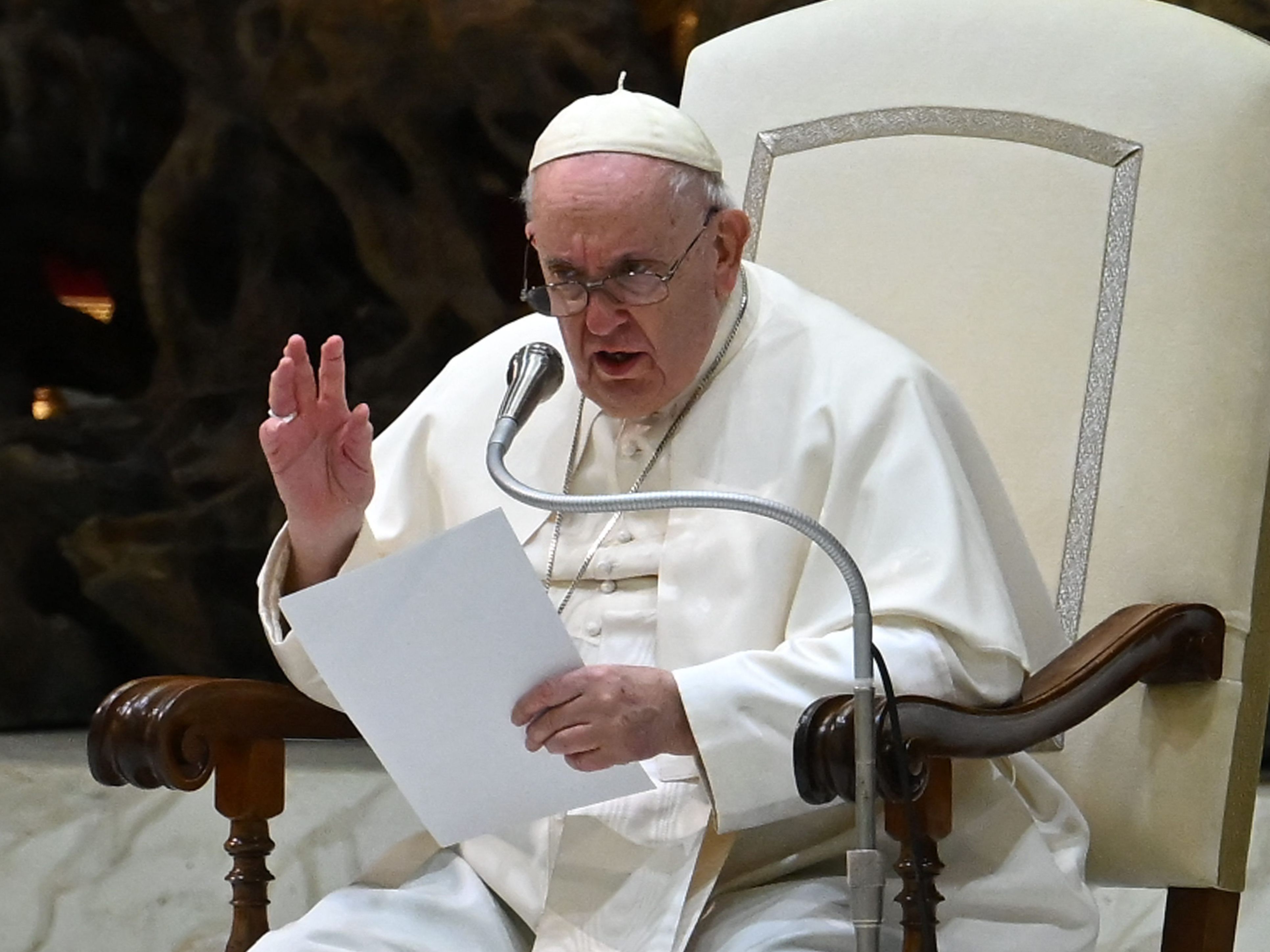 Papst Franziskus hat durch den Tod von Benedikt mehr Freiheit bei Reformen und bei Thema Rücktritt.