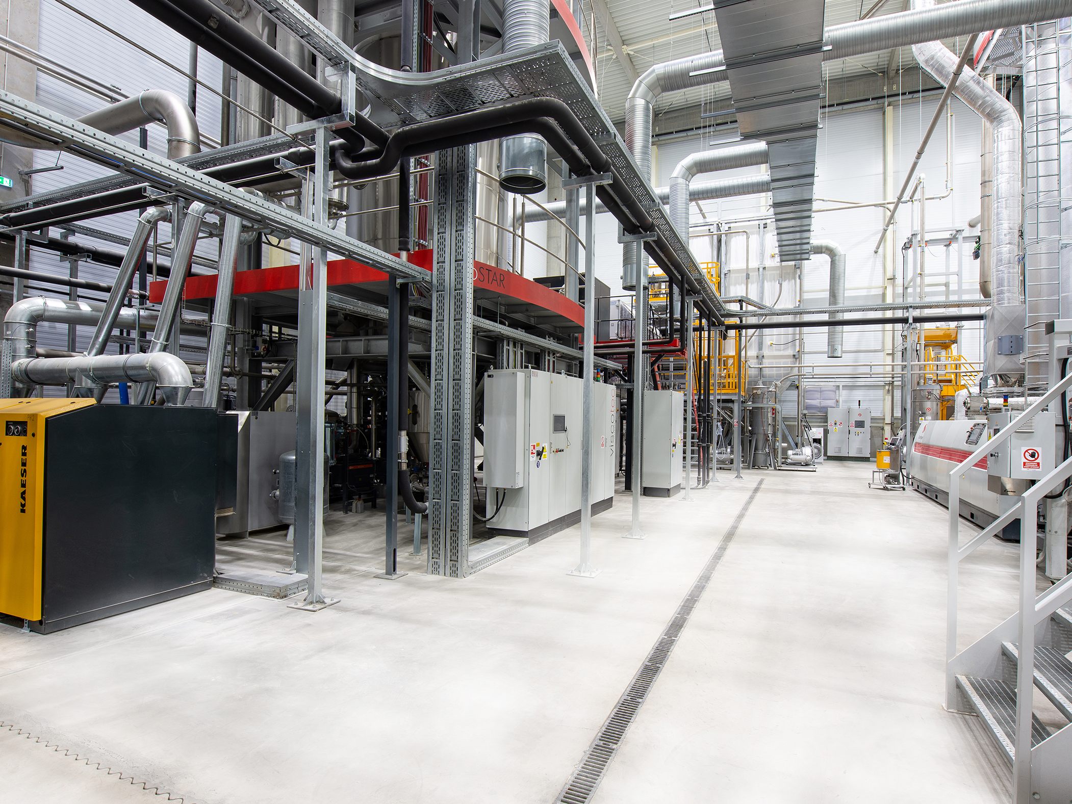 Das Joint Venture PET Recycling Team Targu Mures von ALPLA, Ecohelp und UPT produziert im neuen Werk auf Basis von Flaschen aus haushaltsnaher Sammlung recyceltes PET-Granulat zur Herstellung neuer Preforms und Flaschen Das Joint Venture PET Recycling Team Targu Mures von ALPLA, Ecohelp und UPT produziert im neuen Werk auf Basis von Flaschen aus haushaltsnaher Sammlung recyceltes PET-Granulat zur Herstellung neuer Preforms und Flaschen
