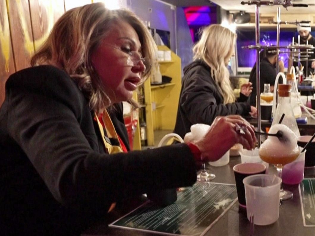 Carmen gönnt sich CBD-Drink - die Wirkung lässt nicht lange auf sich warten.
