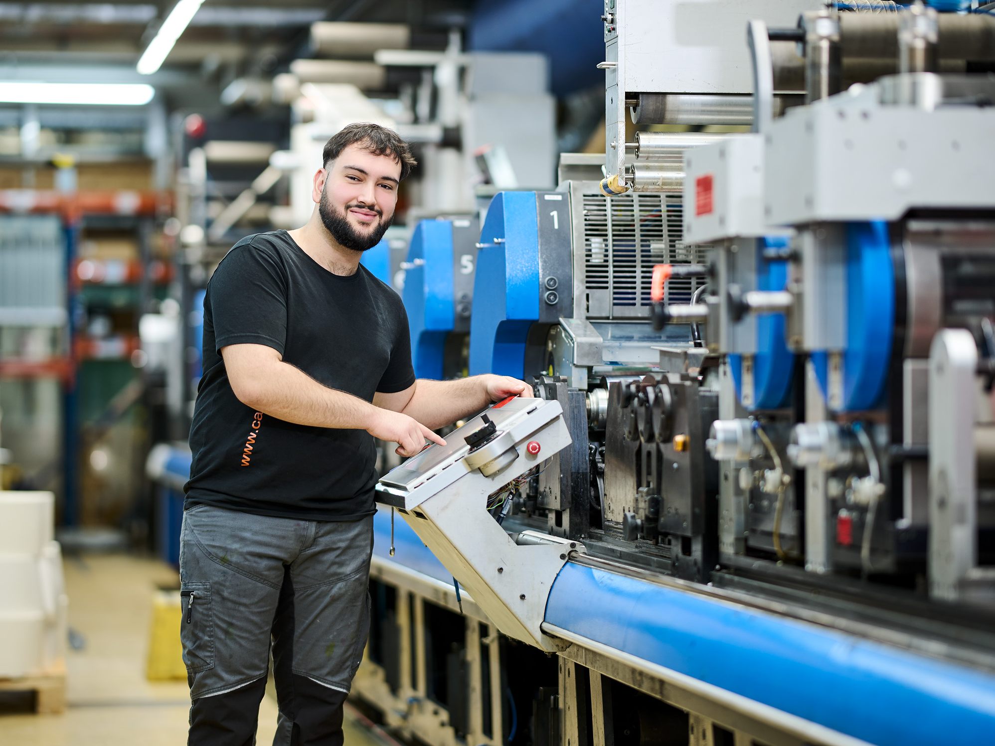 Hasan ist begeisterter Drucktechniker-Lehrling bei der Firma Etiketten CARINI. Hasan ist begeisterter Drucktechniker-Lehrling bei der Firma Etiketten CARINI.