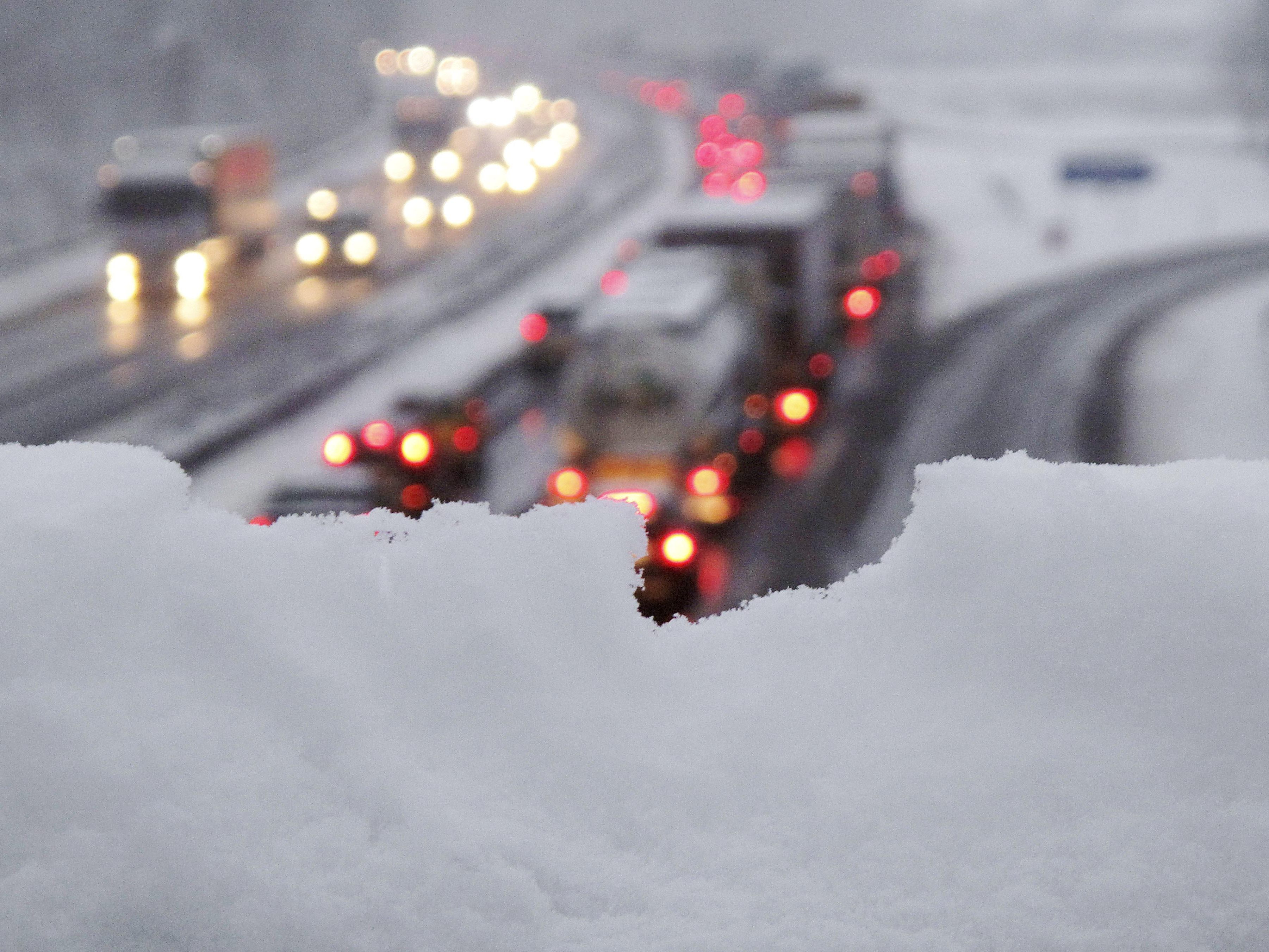 In Teilen Europas kam es durch große Schneemengen zu Verkehrsunfällen und Stromausfällen.