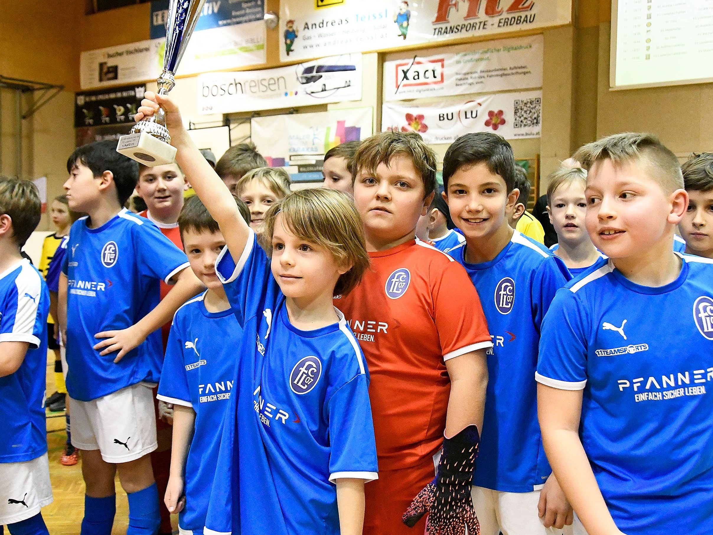 Der FC-Nachwuchs beeindruckte beim Heimturnier mit tollen Leistungen und hatte gleich mehrmals Grund zum Jubeln. Der FC-Nachwuchs beeindruckte beim Heimturnier mit tollen Leistungen und hatte gleich mehrmals Grund zum Jubeln.