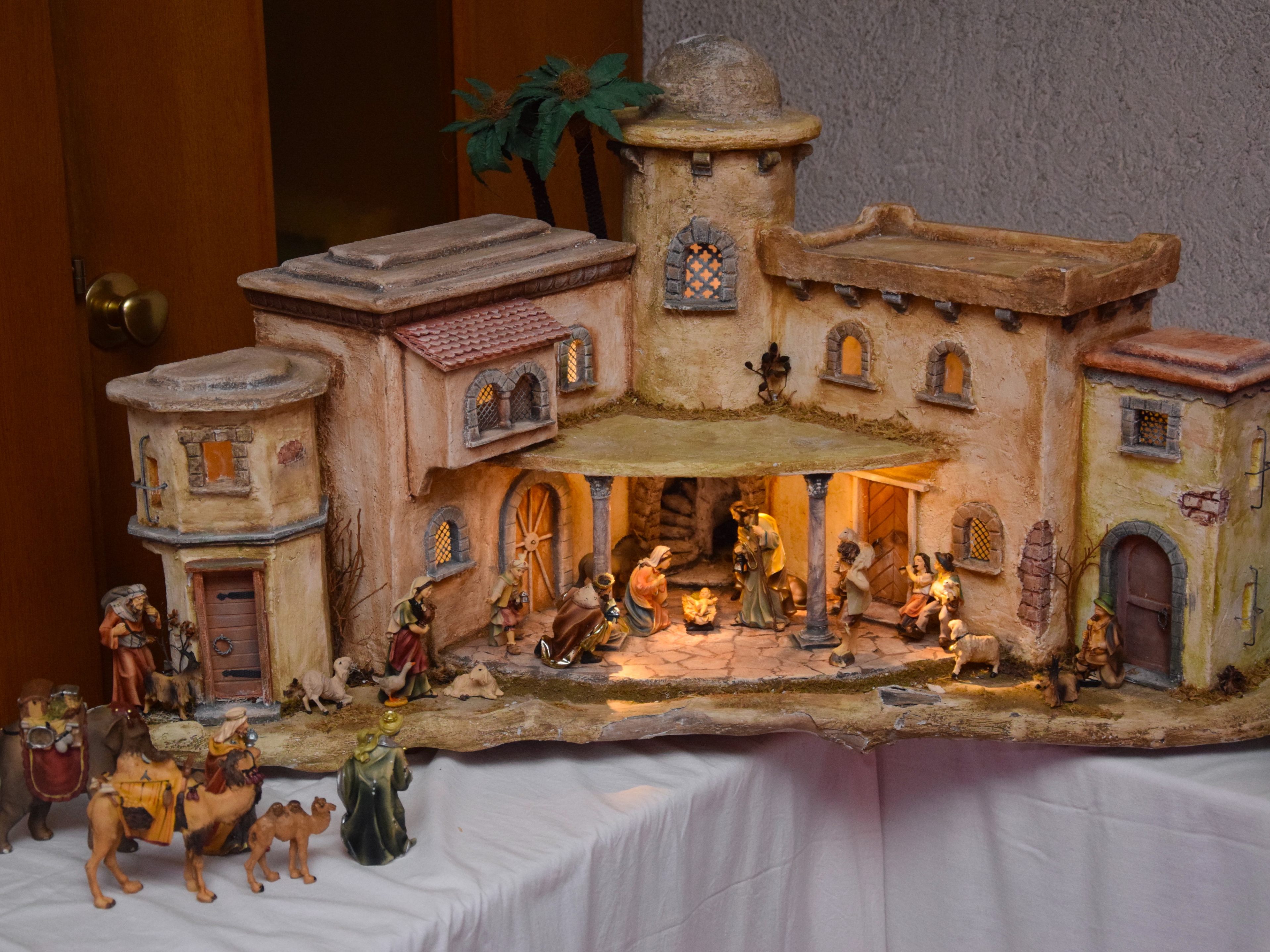 Diese orientalische Krippe von Wilfried Schnetzer war Bestandteil der kleinen Krippenausstellung in der Lorünser Kirche, die bis 6. Jänner 2023 zu sehen gewesen ist.. Diese orientalische Krippe von Wilfried Schnetzer war Bestandteil der kleinen Krippenausstellung in der Lorünser Kirche, die bis 6. Jänner 2023 zu sehen gewesen ist..