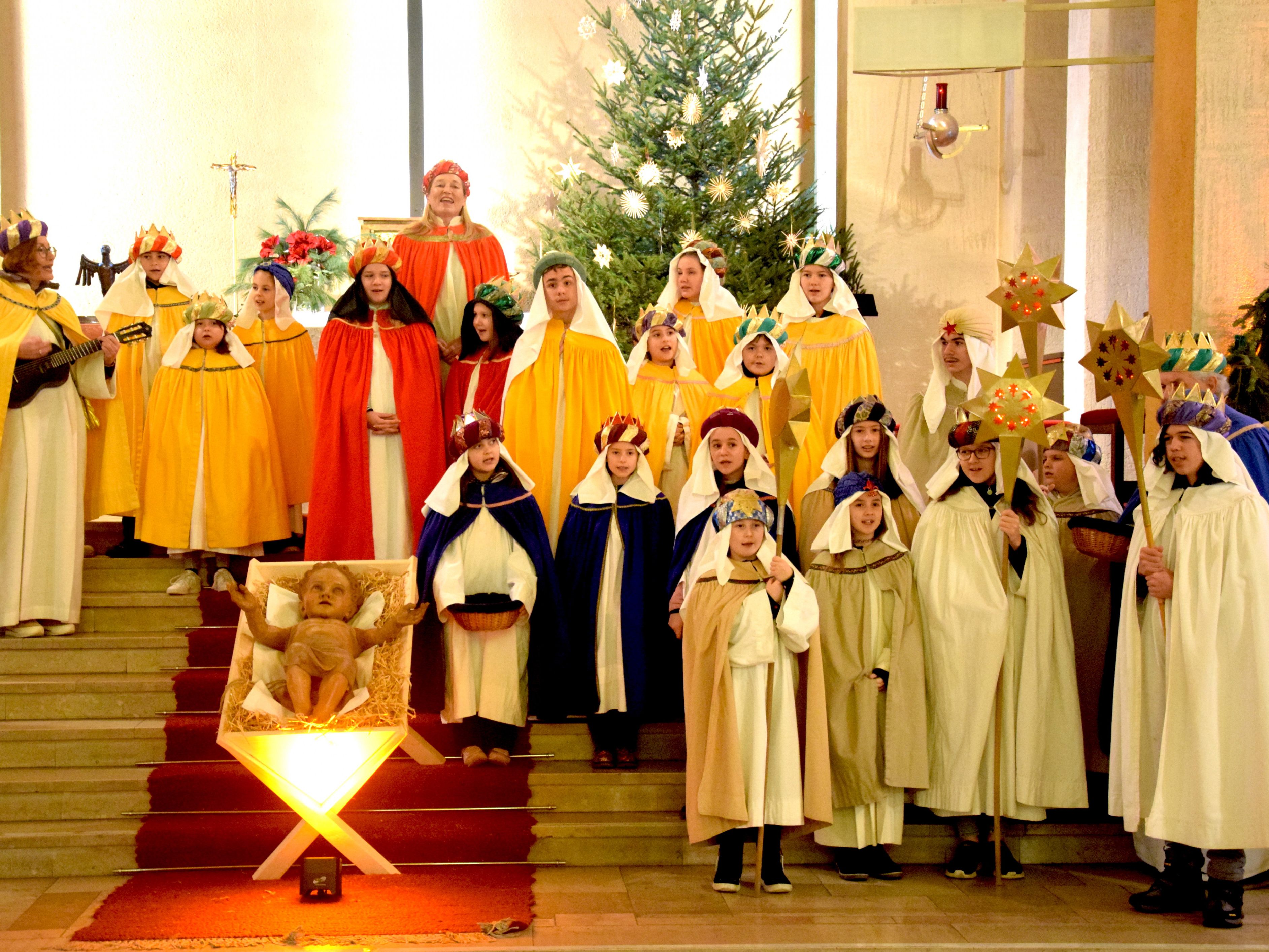 Das Sammelergebnis der Sternsingenden in der Pfarre Bludenz-Heilig Kreuz - hier bei der Messfeier am Dreikönigstag - beträgt mehr als 17.000 Euro.
