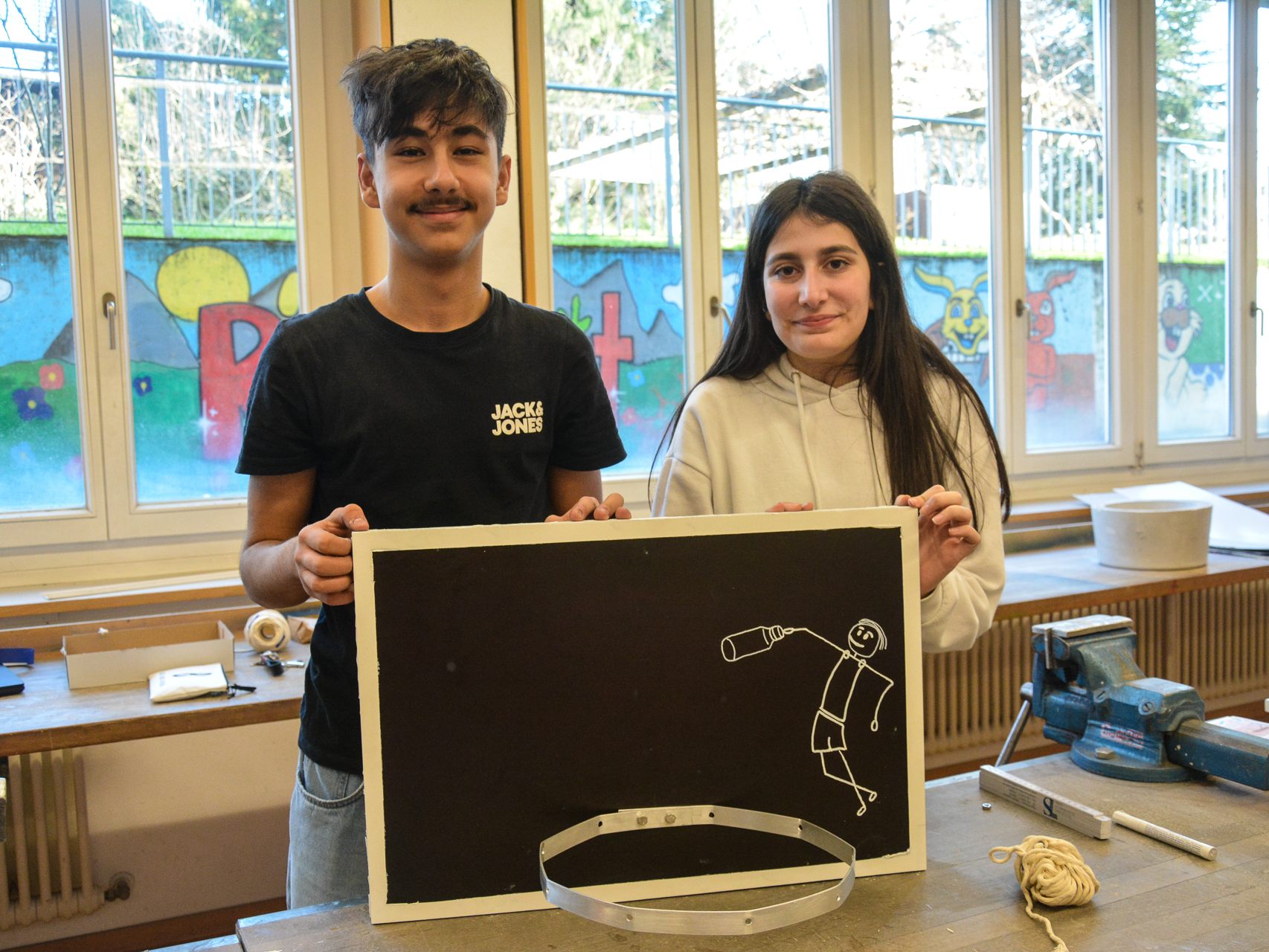 Emichan Bülbül (links) und Sude Mutun (15) wollen das Problem mit dem Müll lösen. Emichan Bülbül (links) und Sude Mutun (15) wollen das Problem mit dem Müll lösen.