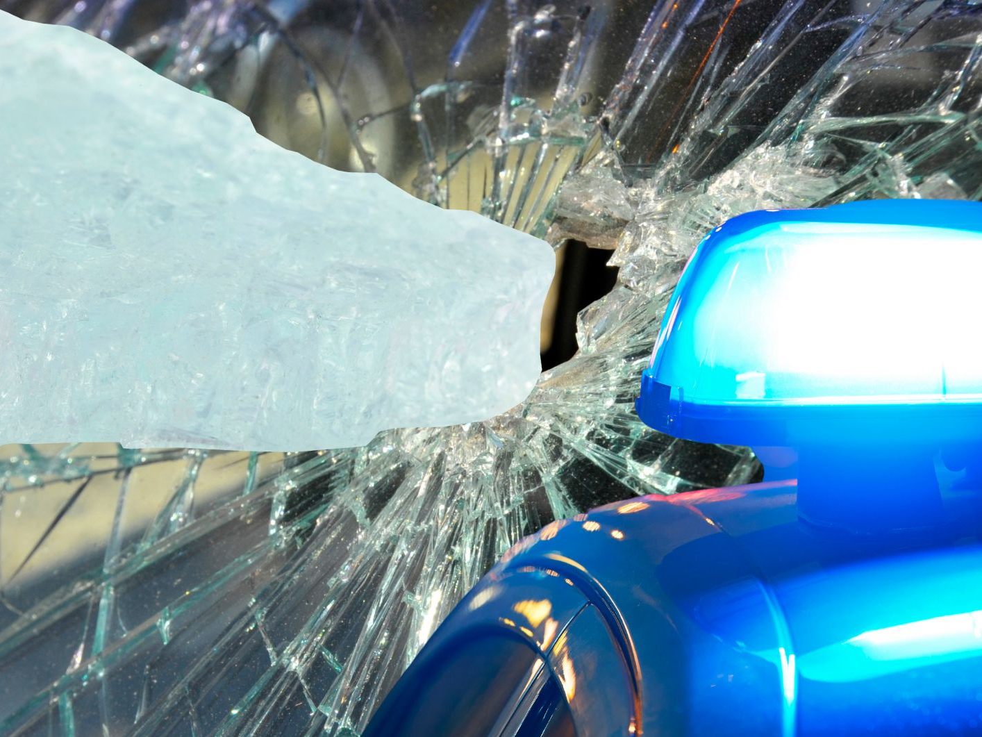 Eisbrocken durchschlugen die Windschutzscheibe des Pkw und verletzten dessen Fahrer unbestimmten Grades im Gesicht.