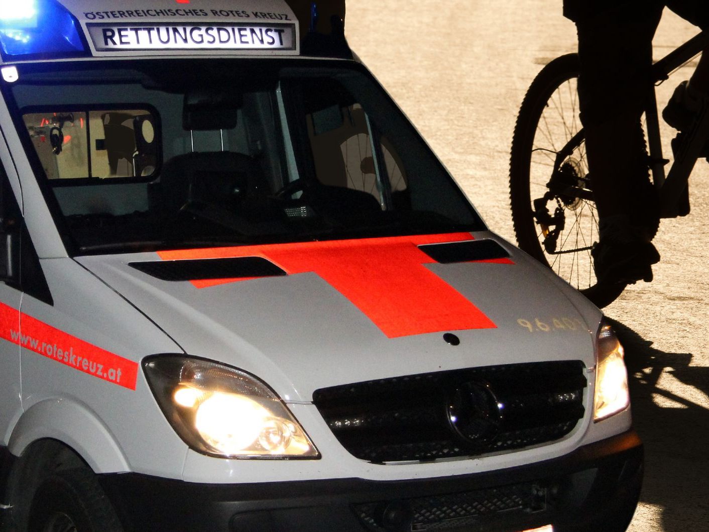 Der Fahrradfahrer zog sich bei dem Unfall schwere Verletzungen zu.