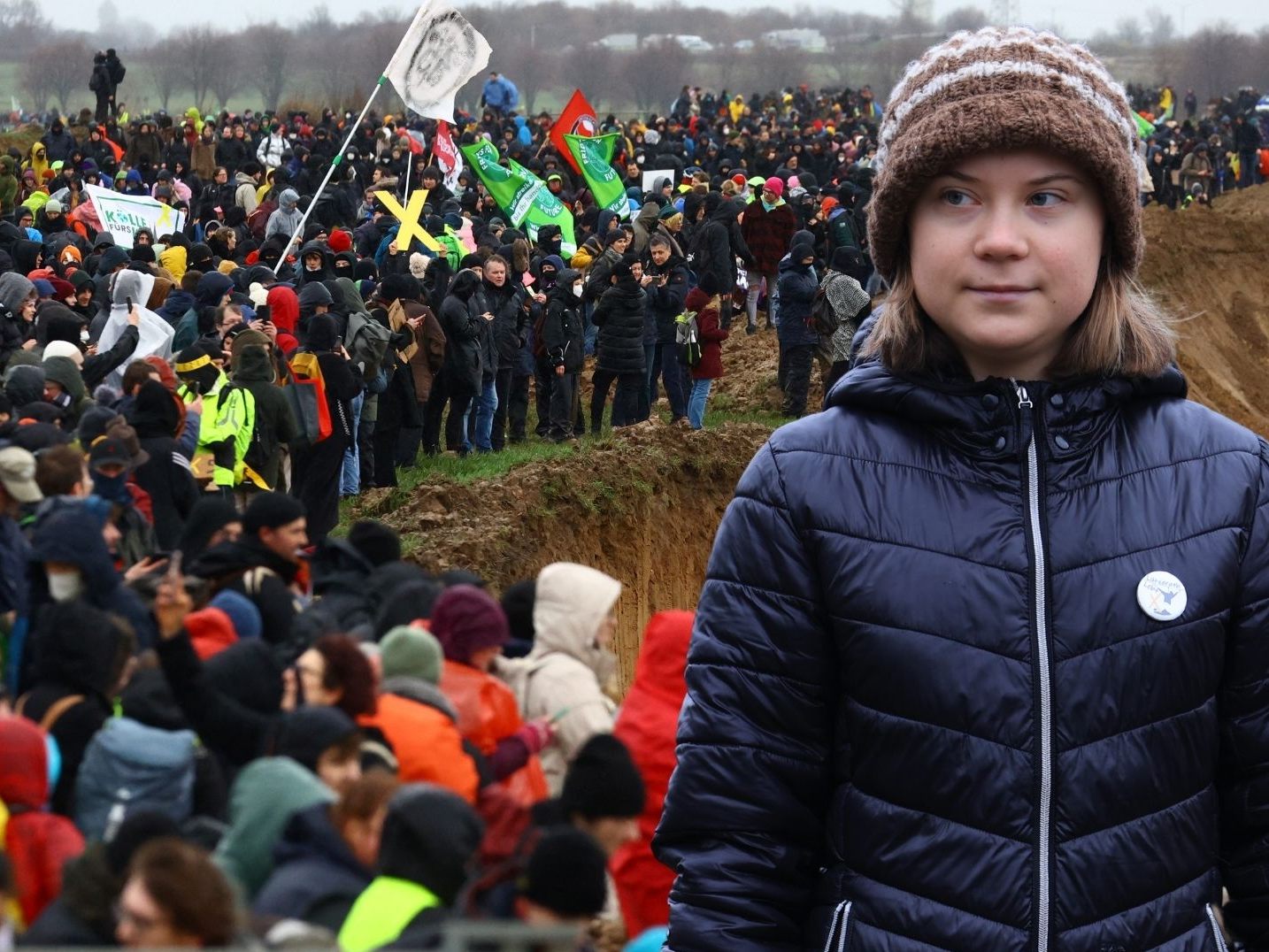 Hunderte Demonstranten bringen sich an der Steilkante selbst in Gefahr. Auch Greta Thunberg ist für die Proteste in Lützerath angereist.