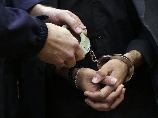 Freundin geschlagen und Hitlergruß gezeigt: 26-Jähriger in Wien festgenommen. Freundin geschlagen und Hitlergruß gezeigt: 26-Jähriger in Wien festgenommen.