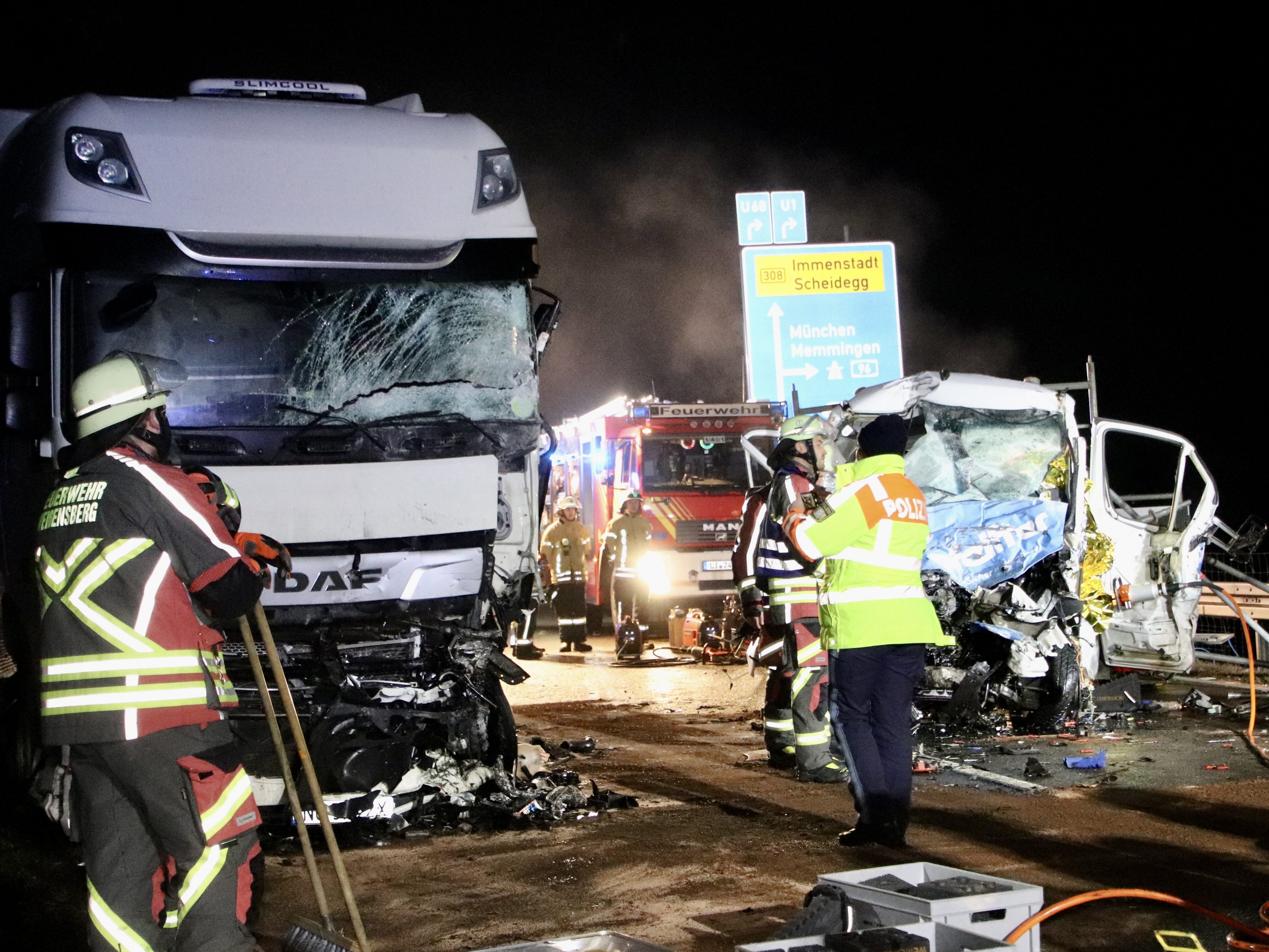 Der Transporter krachte frontal in den Sattelzug.