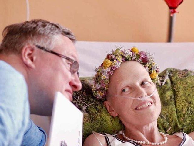 Das Paar heiratete an Heidis Krankenbett.
