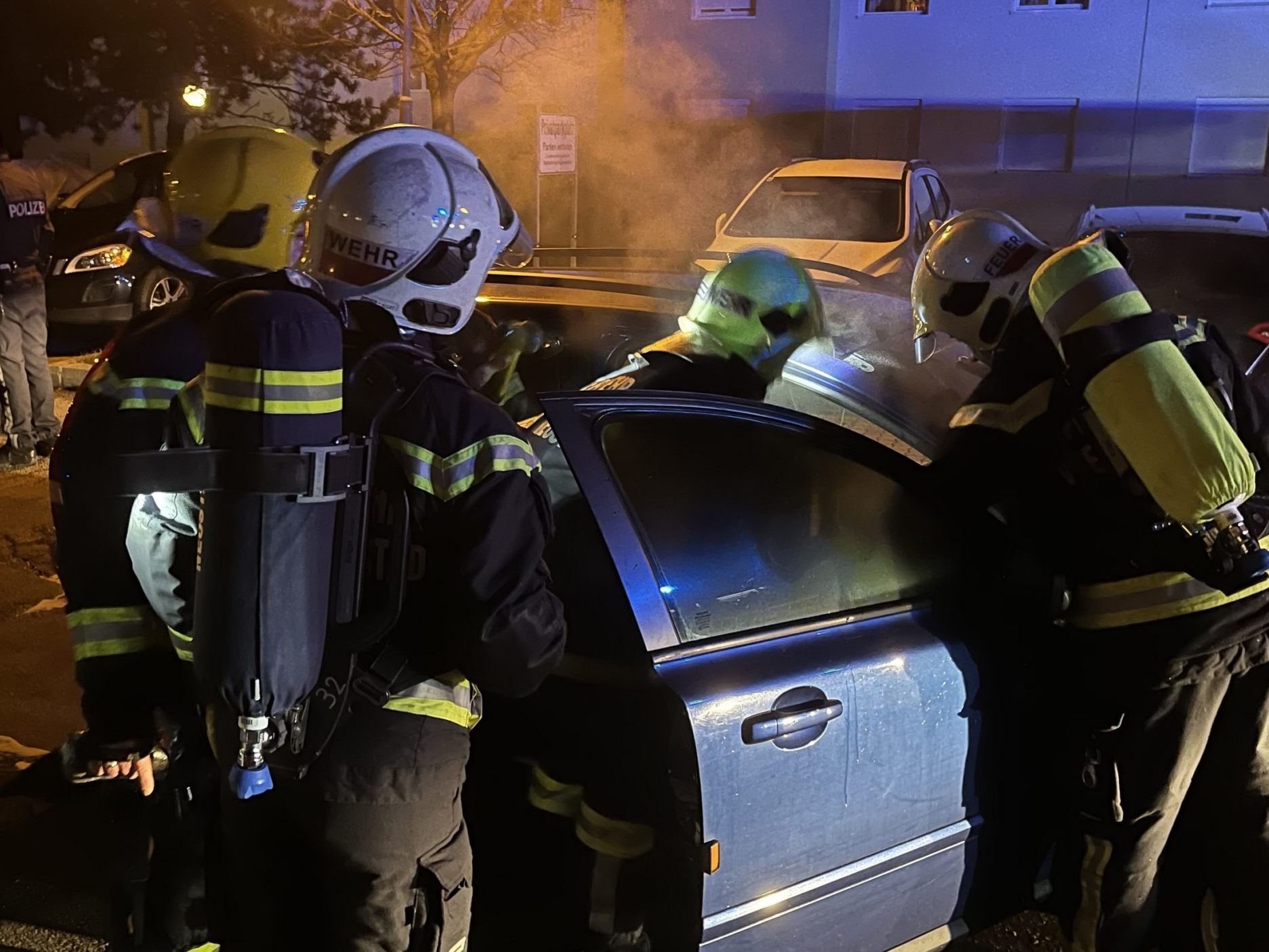 Ein Auto geriet in der Mohnblumengasse in Wiener Neustadt in Brand.