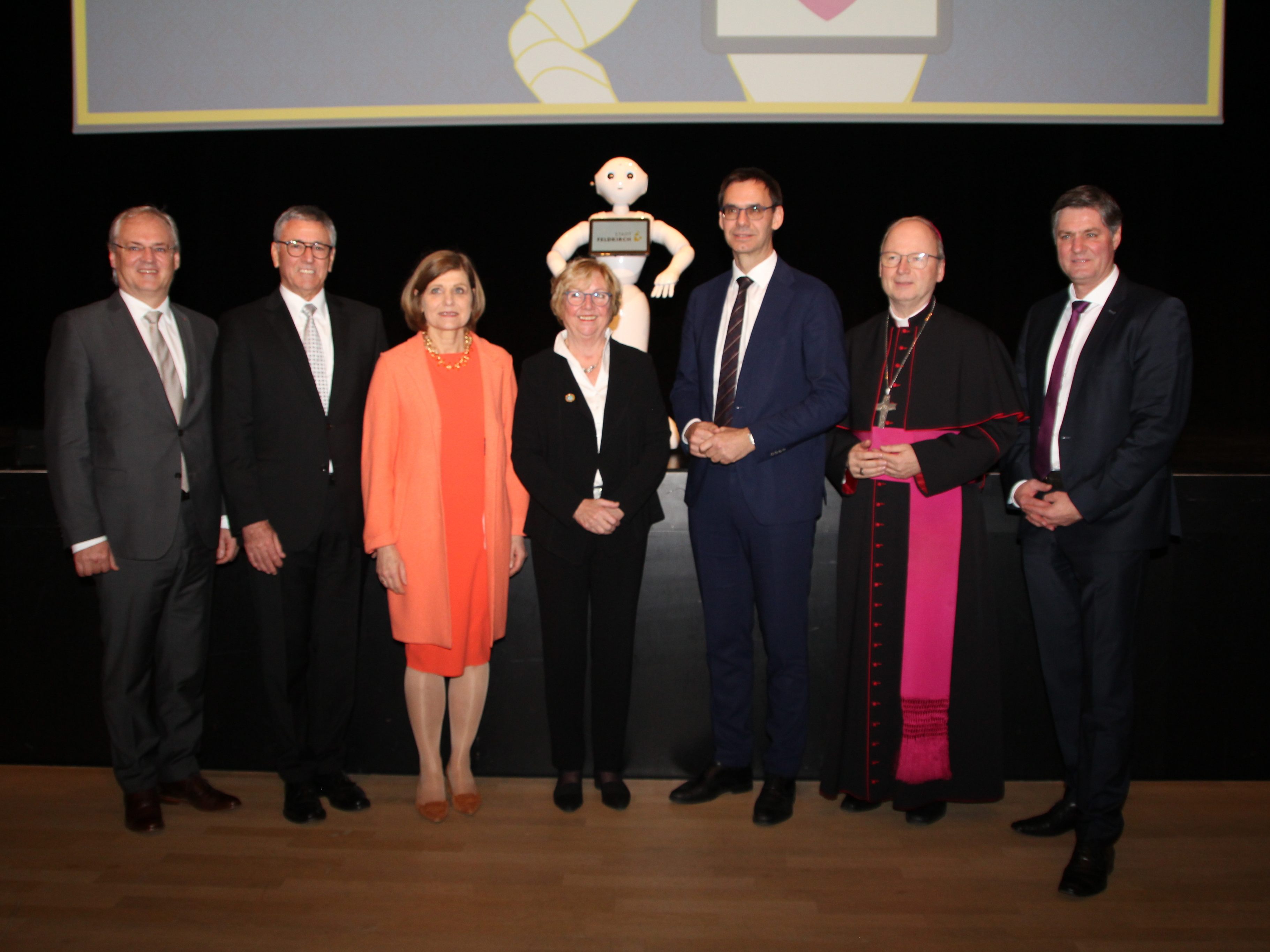 Pflegewissenschaftlerin Prof. Dr. h.c. Christel Bienstein (Mitte) mit Landtagspräsident Harald Sonderegger, Bürgermeister Wolfgang Matt, Landesstatthalterin Dr. Barbara Schöbi-Fink, Landeshauptmann Markus Wallner, Bischof Benno Elbs und Vizebm. Daniel Allgäuer. Pflegewissenschaftlerin Prof. Dr. h.c. Christel Bienstein (Mitte) mit Landtagspräsident Harald Sonderegger, Bürgermeister Wolfgang Matt, Landesstatthalterin Dr. Barbara Schöbi-Fink, Landeshauptmann Markus Wallner, Bischof Benno Elbs und Vizebm. Daniel Allgäuer.