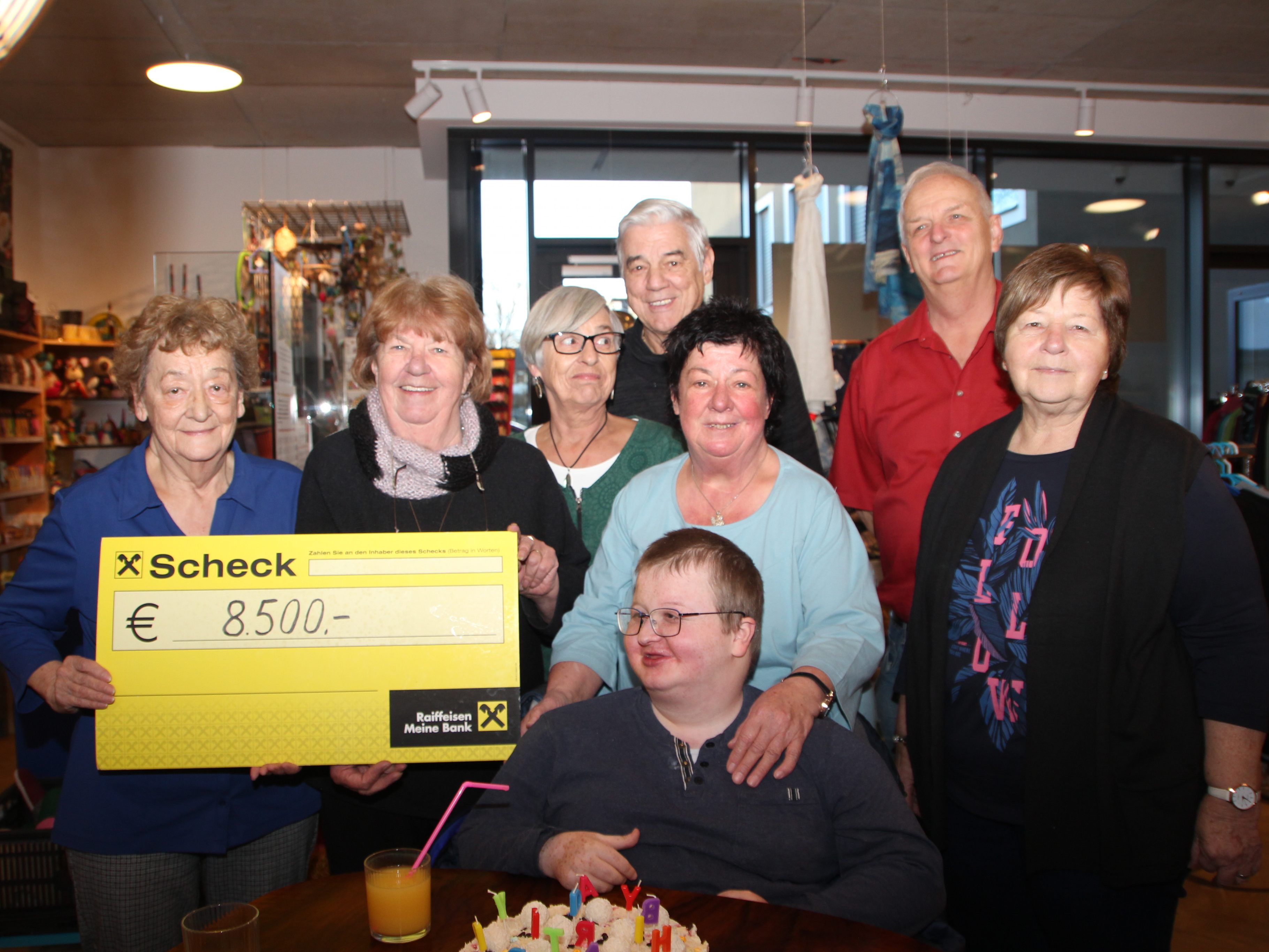 Maxi freut sich über die zahlreich gesammelten Spenden der Adventstombola. Maxi freut sich über die zahlreich gesammelten Spenden der Adventstombola.