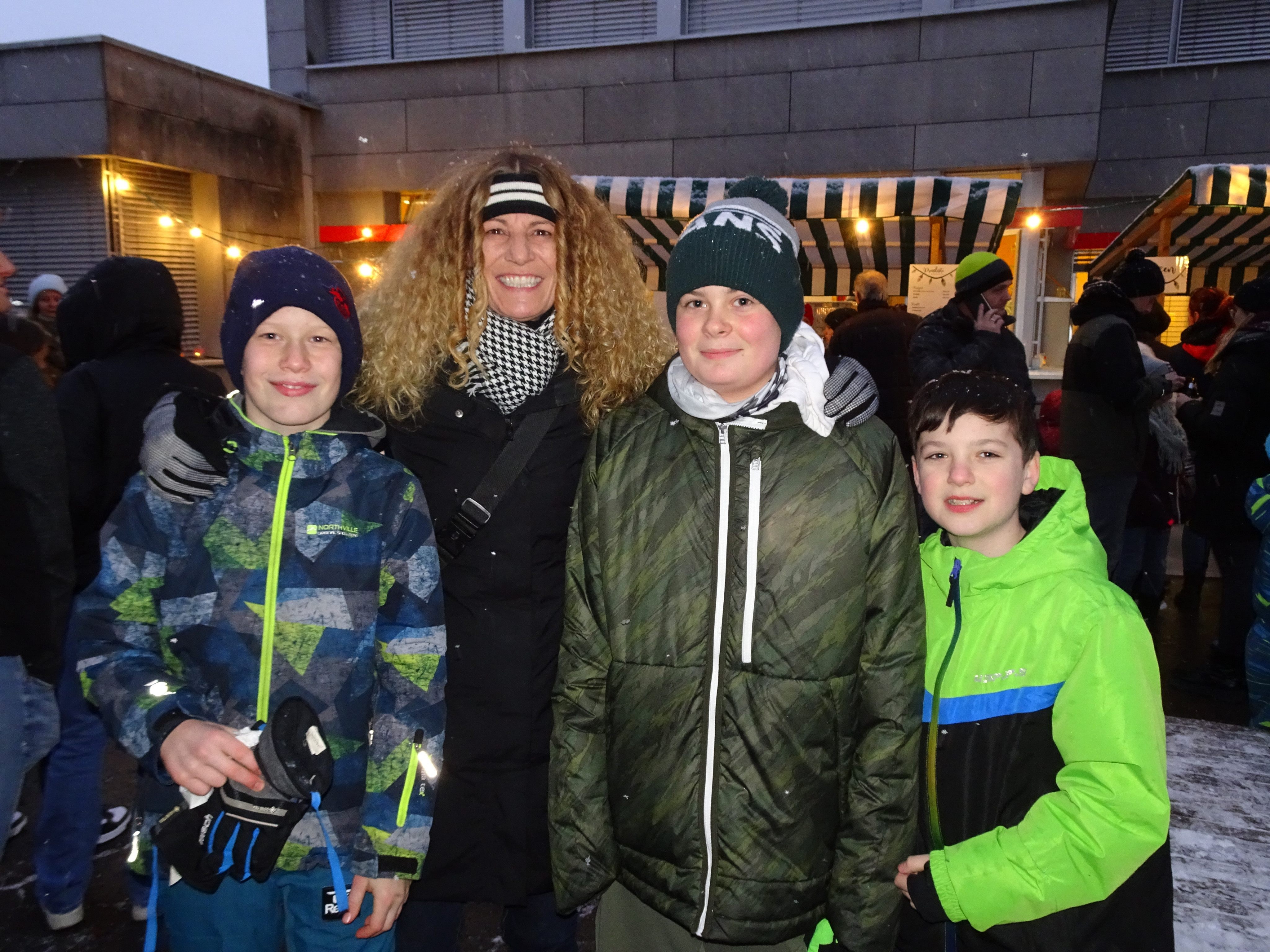 MS Baumgarten Direktorin Ulrike Mersnik und ihre Schüler freuten sich endlich wieder gemeinsam ein großes Schulfest zu feiern. MS Baumgarten Direktorin Ulrike Mersnik und ihre Schüler freuten sich endlich wieder gemeinsam ein großes Schulfest zu feiern.