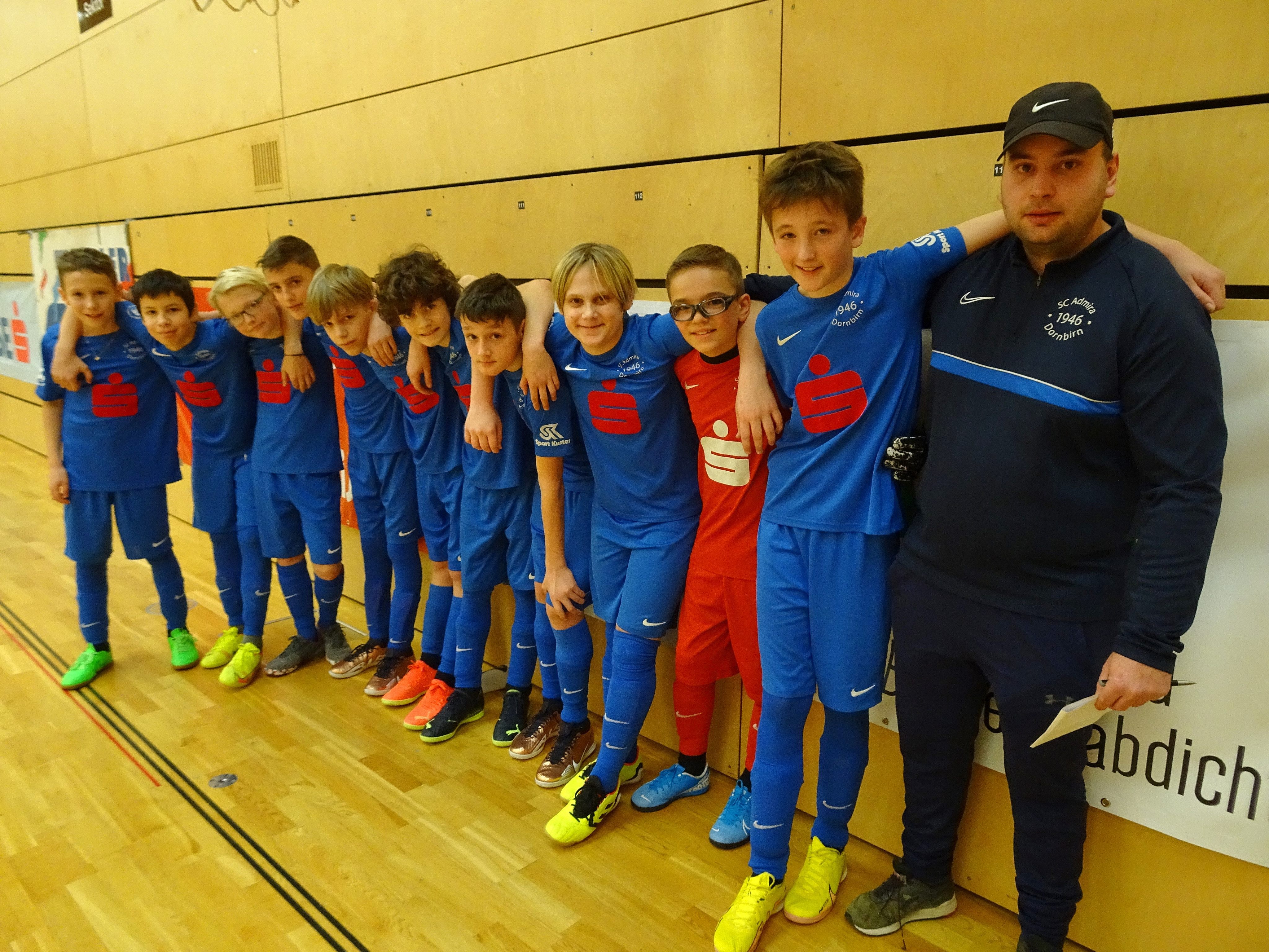 Die U13 des SC Admira Dornbirn freute sich mit Coach Armin Bosnic, dass wieder ein großes Nachwuchsturnier durchgeführt werden konnte. Die U13 des SC Admira Dornbirn freute sich mit Coach Armin Bosnic, dass wieder ein großes Nachwuchsturnier durchgeführt werden konnte.