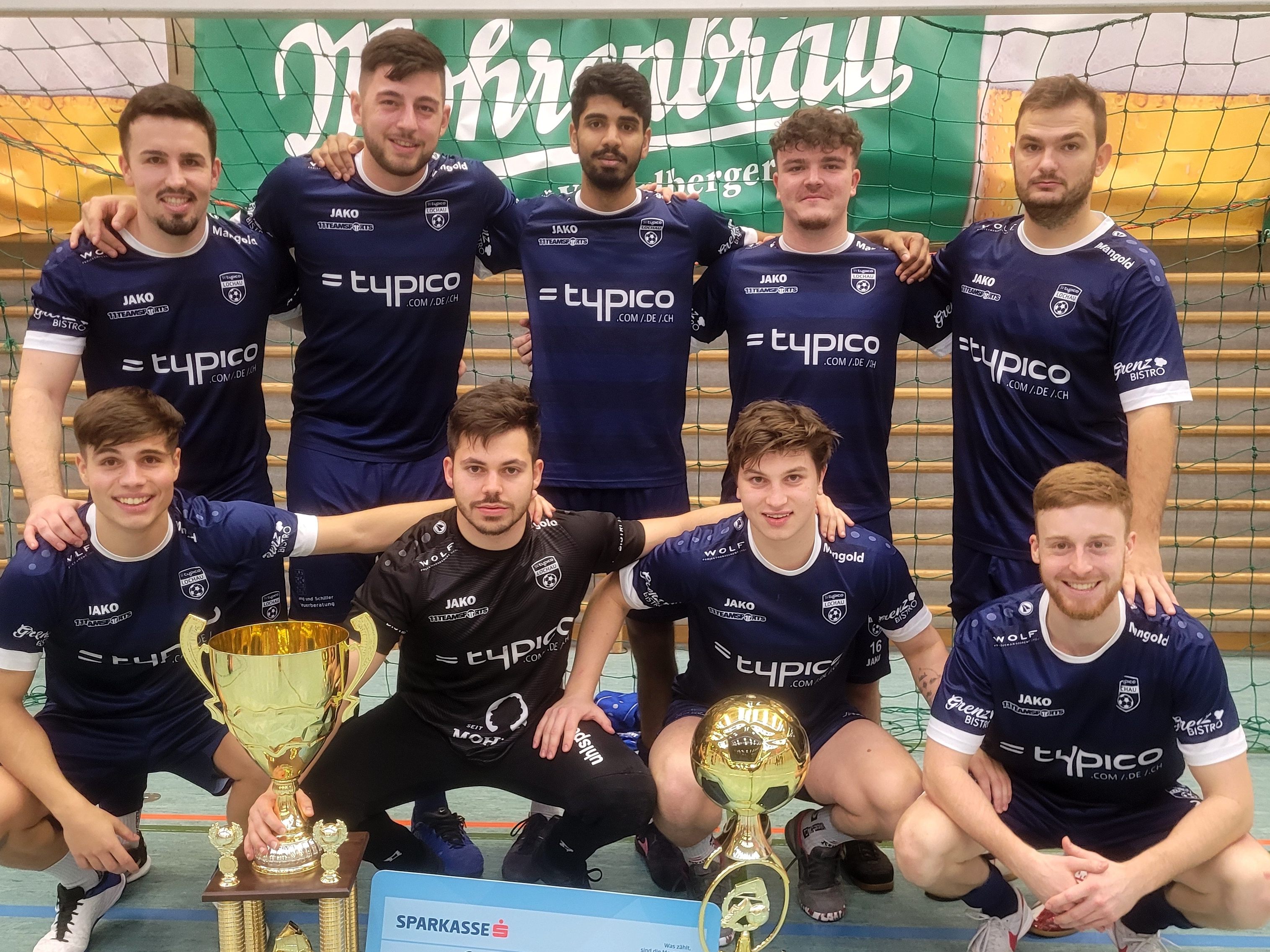 Das erfolgreiche Team des SV typico Lochau beim Finale des 25. Vorarlberger-Sparkassen-Hallenmasters-Turnier 2023 in Wolfurt mit den Siegestrophäen: Robin Lhotzky, Fabio Feldkircher, Kisanthan Nagarasa, Fabian Dominikovic und Benjamin Kaufmann (hinten); Matteo Außerlechner, Sandro Eichhübl, Rene Nesensohn und Patrick Prantl (vorne). Das erfolgreiche Team des SV typico Lochau beim Finale des 25. Vorarlberger-Sparkassen-Hallenmasters-Turnier 2023 in Wolfurt mit den Siegestrophäen: Robin Lhotzky, Fabio Feldkircher, Kisanthan Nagarasa, Fabian Dominikovic und Benjamin Kaufmann (hinten); Matteo Außerlechner, Sandro Eichhübl, Rene Nesensohn und Patrick Prantl (vorne).
