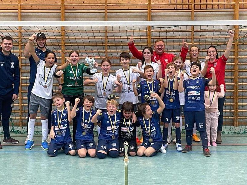Das U10-Team des SV typico Lochau mit den Trainern Daniel Reichart und Franco Bologna gewinnt das Turnier in Wolfurt, dazu ein toller 3. Platz für die neu gegründete Mädchenmannschaft mit den Trainern Christian Ill und Desiree Ruppitsch. Das U10-Team des SV typico Lochau mit den Trainern Daniel Reichart und Franco Bologna gewinnt das Turnier in Wolfurt, dazu ein toller 3. Platz für die neu gegründete Mädchenmannschaft mit den Trainern Christian Ill und Desiree Ruppitsch.