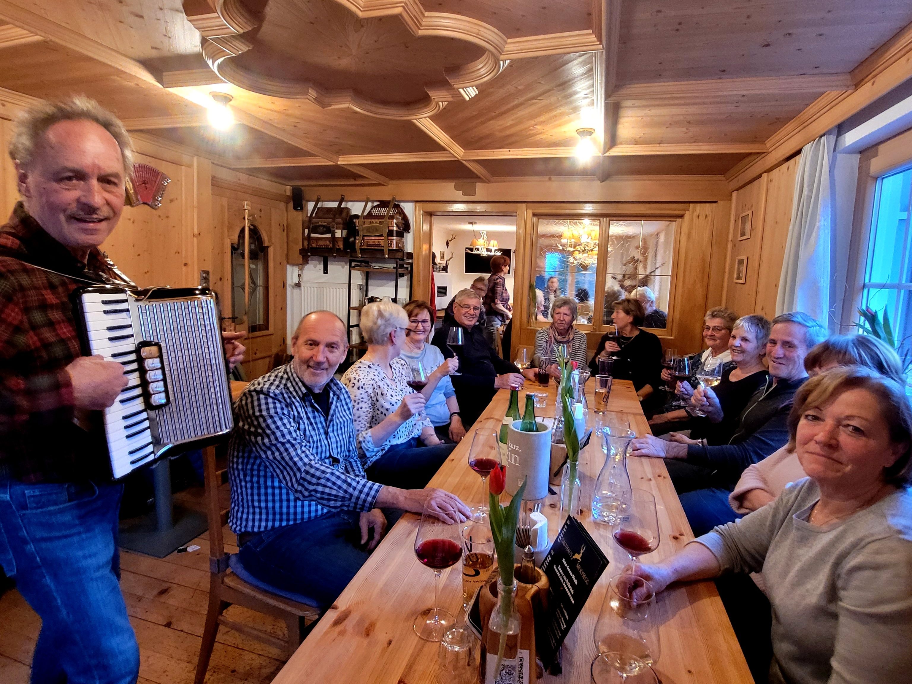 Stimmung und Unterhaltung pur: Der allmonatliche gesellige 1952er-Jahrgänger-Stammtisch im GH Moosegg am Pfänder hat schon Tradition. Stimmung und Unterhaltung pur: Der allmonatliche gesellige 1952er-Jahrgänger-Stammtisch im GH Moosegg am Pfänder hat schon Tradition.