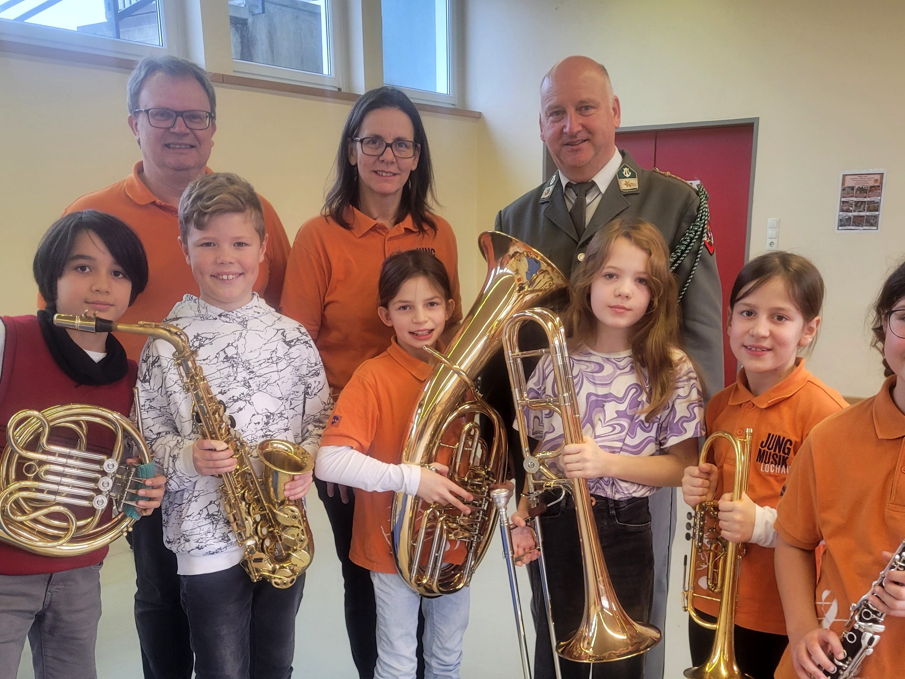 „Mit dieser abwechslungsreichen Musikstunde wollen wir bei den Kindern die Lust und die Freude an der Blasmusik wecken“, so die Jugendreferenten des MV Lochau, Michaela und Michael Schmid, mit Musikmeister Vzlt. Gerald Wolf. „Mit dieser abwechslungsreichen Musikstunde wollen wir bei den Kindern die Lust und die Freude an der Blasmusik wecken“, so die Jugendreferenten des MV Lochau, Michaela und Michael Schmid, mit Musikmeister Vzlt. Gerald Wolf.