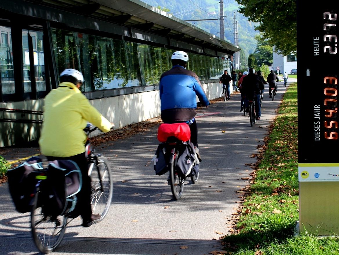 Die Radzählstelle mit Radbarometer am Bodensee-Radweg im Bereich der Lochauer Hafenanlage zählt und zählt. So registrierte die Zählstelle im Berichtsjahr 2022 nahezu 800.000 Durchfahrten.