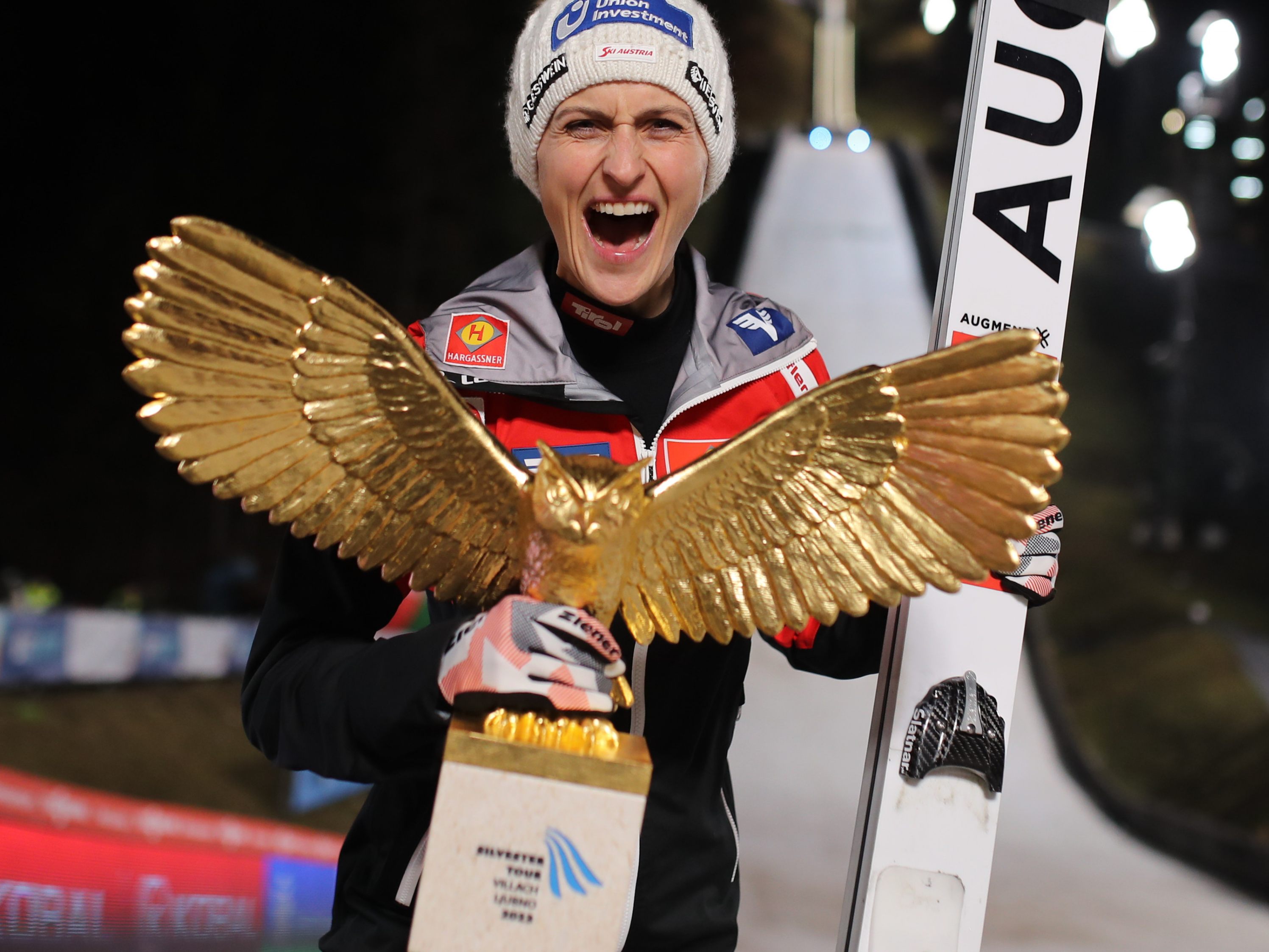 Dritter Sieg im vierten Tour-Springen - Weltcup-Gesamtführende Eva Pinkelnig muss ihren Erfolg erst realisieren.