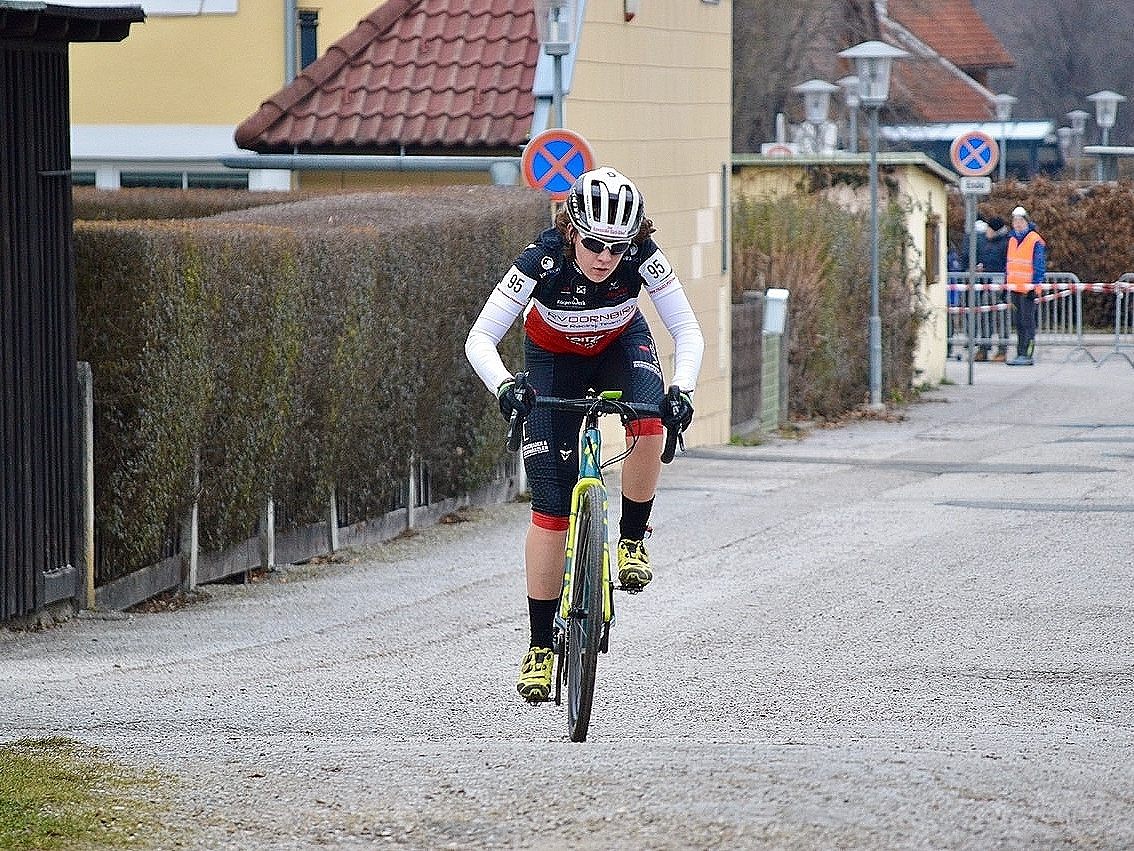 Nora Fischer startete gleich mit einem überragenden Sieg in das neue Bike-Jahr. Nora Fischer startete gleich mit einem überragenden Sieg in das neue Bike-Jahr.