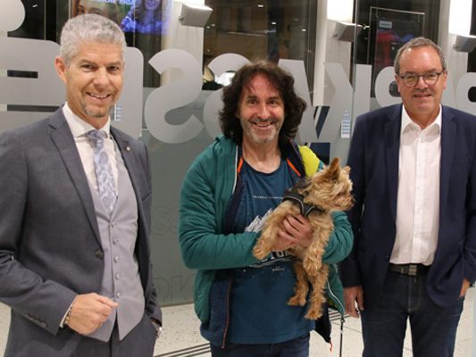 Zeigen sich zutiefst beeindruckt von der Arbeit von Joe Fritsche und seinem gesamten Team. Sparkasse Bludenz-Vorstandsdirektor Thomas Schreiber (links) und Marketingleiter Arno Sprenger (rechts) mit dem unermüdlichen Obmann Joe Fritsche. Zeigen sich zutiefst beeindruckt von der Arbeit von Joe Fritsche und seinem gesamten Team. Sparkasse Bludenz-Vorstandsdirektor Thomas Schreiber (links) und Marketingleiter Arno Sprenger (rechts) mit dem unermüdlichen Obmann Joe Fritsche.