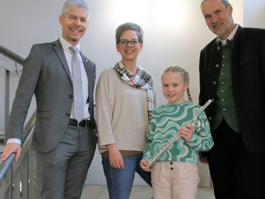V.l.n.r.: Sparkasse Bludenz-Vorstandsdirektor Mag. Thomas Schreiber, Flötenlehrerin Susanne Mayr, Julia Lang, Musikschuldirektor Thomas Greiner V.l.n.r.: Sparkasse Bludenz-Vorstandsdirektor Mag. Thomas Schreiber, Flötenlehrerin Susanne Mayr, Julia Lang, Musikschuldirektor Thomas Greiner