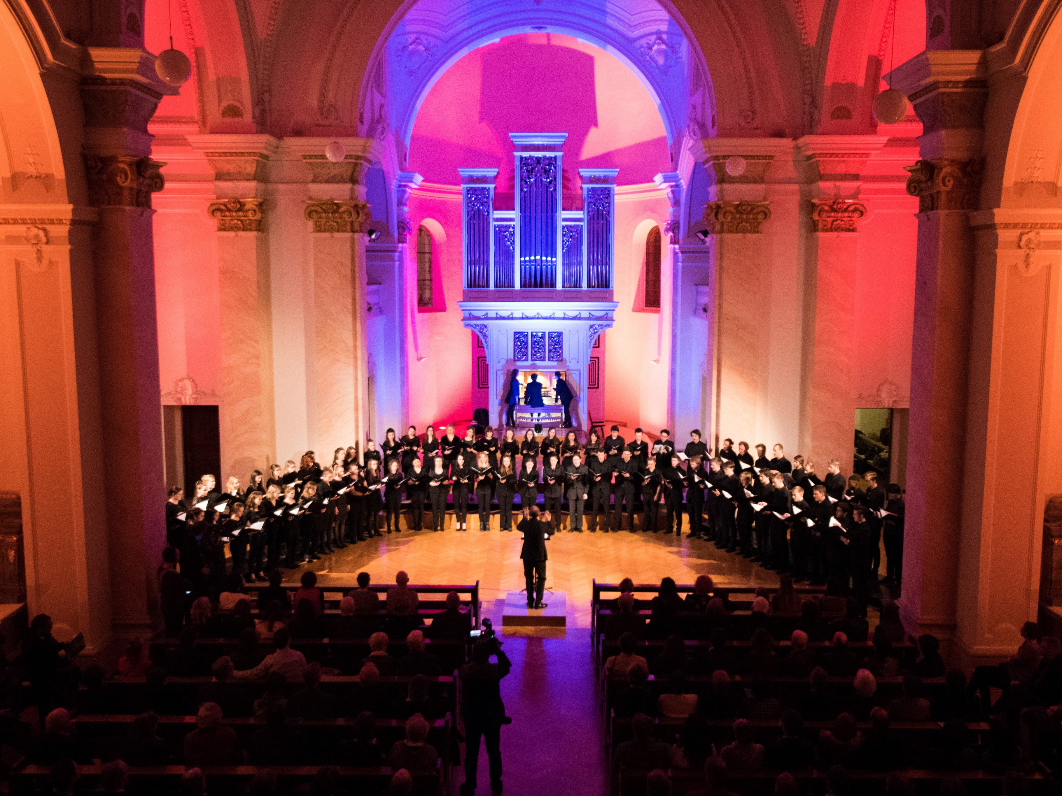 Die Stella Vorarlberg feiert ihre Gründung mit einem musikalischen Rundgang durchs Haus und bietet dabei unterschiedliche Konzertformate: Chor, Kammermusik, Saxofon-Orchester, Klaviermusik etc.