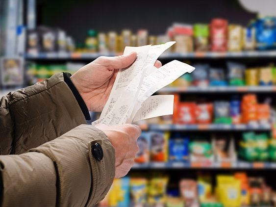 Die steigenden Preise setzen den Menschen immer mehr zu. (Foto: Denys Kurbatov/ adobe.stock) BU: AK-Präsident Bernhard Heinzle: „Wohnen, essen, heizen – alles verteuert sich in Rekordzeit. Die Menschen brauchen höhere Löhne!“ (Foto: Lukas Hämmerle)