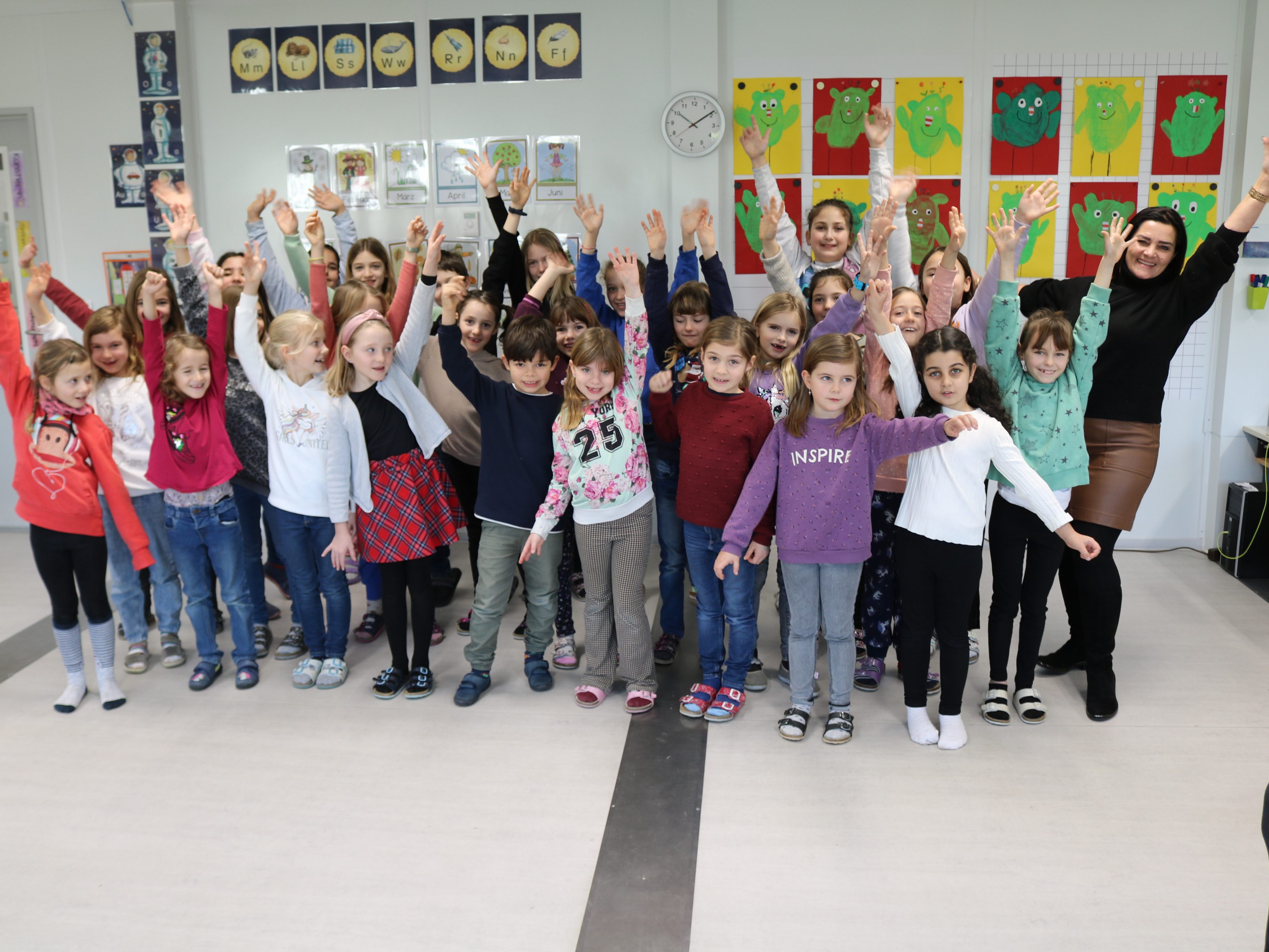 Volksschule Altenstadt singt für den Schul-Neubau.