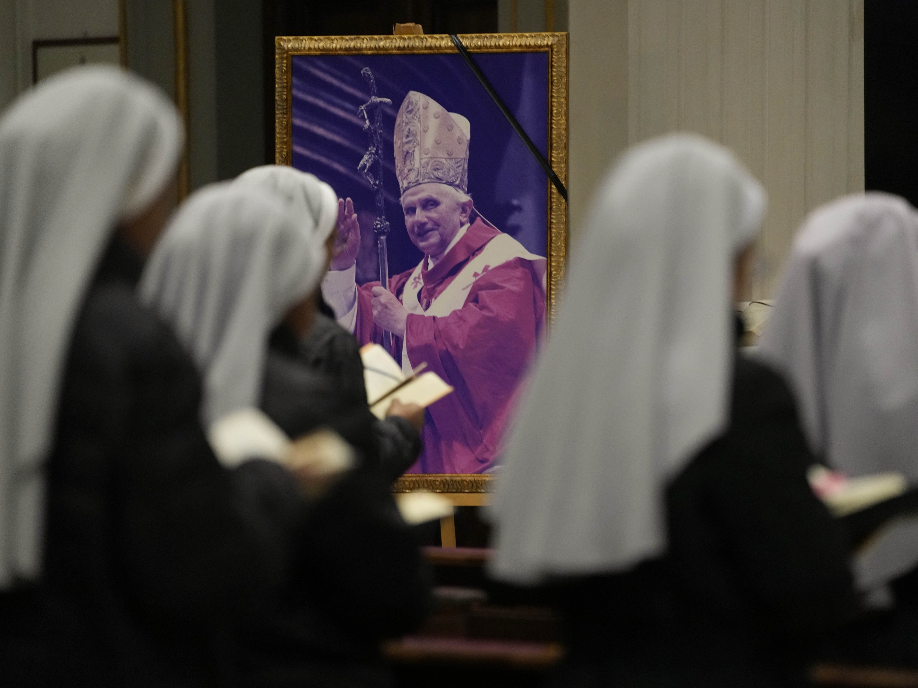 Tausende Gläubige verabschiedeten sich von Papst Benedikt XVI. Tausende Gläubige verabschiedeten sich von Papst Benedikt XVI.