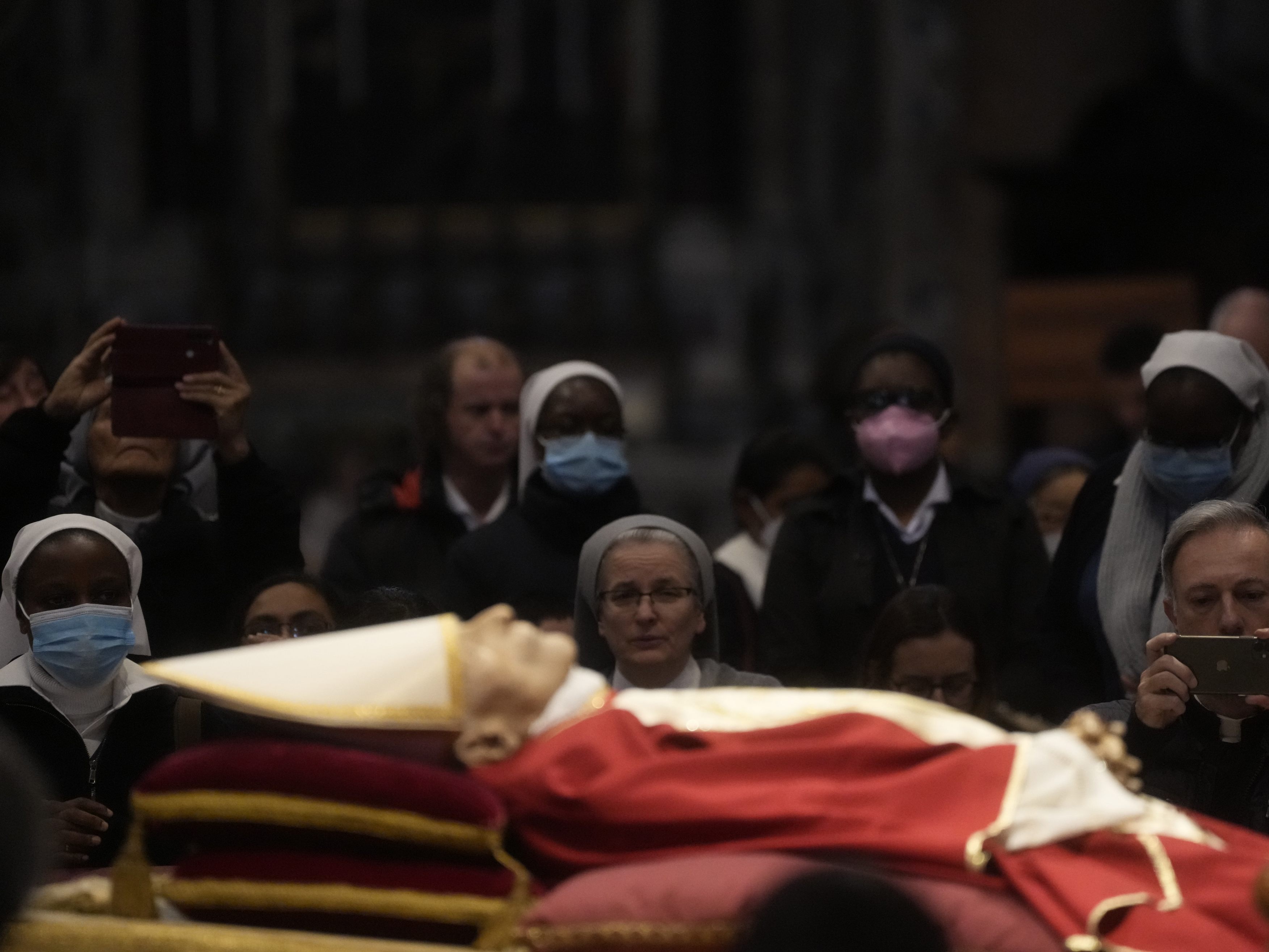 Vor dem Petersdom, in dem der verstorbene, emeritierte Papst Benedikt XVI. aufgebahrt liegt, haben sich auch am Dienstag lange Schlangen gebildet.
