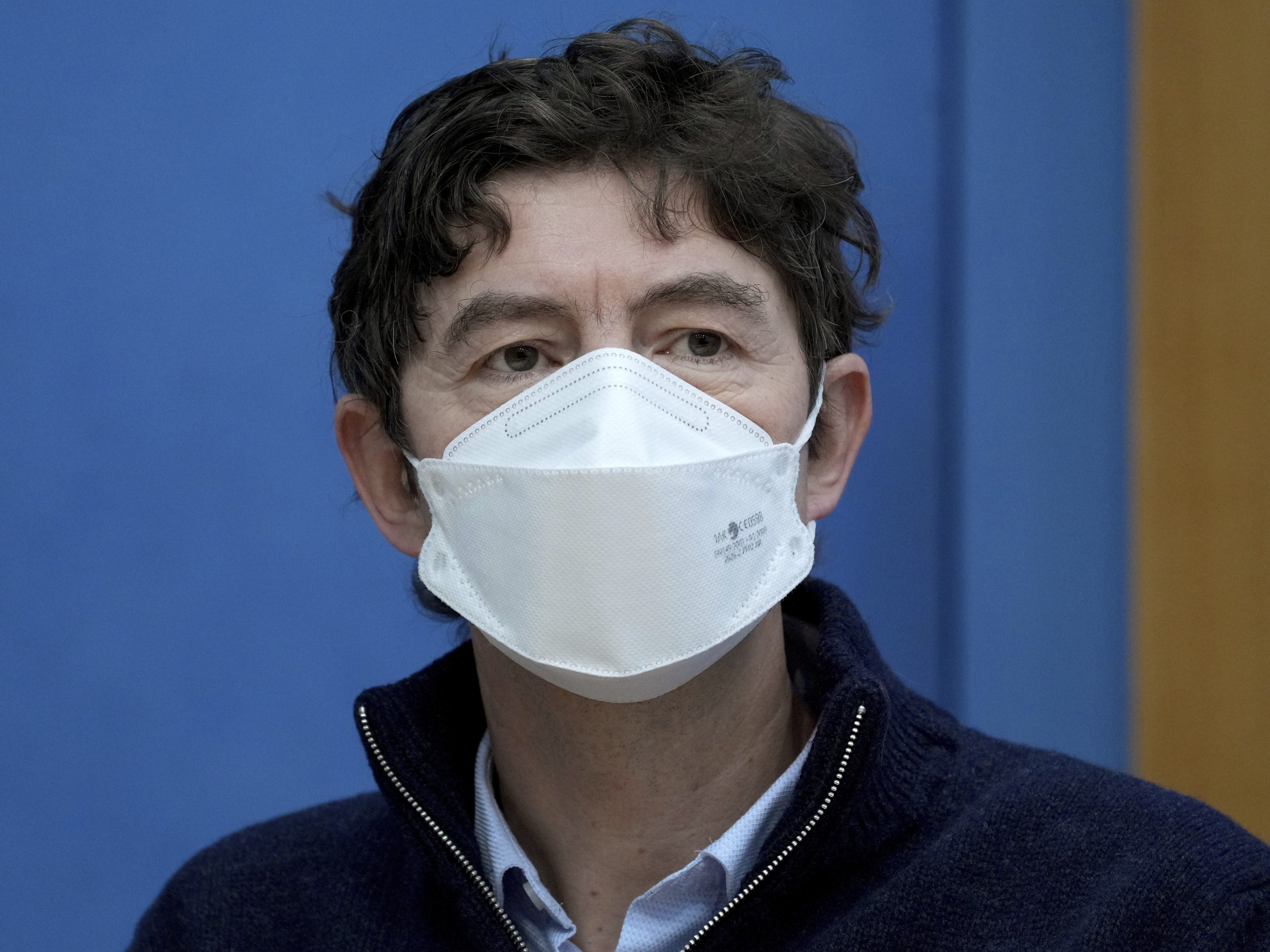 "Die Maske wird so effizient nicht mehr sein", so Drosten. "Die Maske wird so effizient nicht mehr sein", so Drosten.
