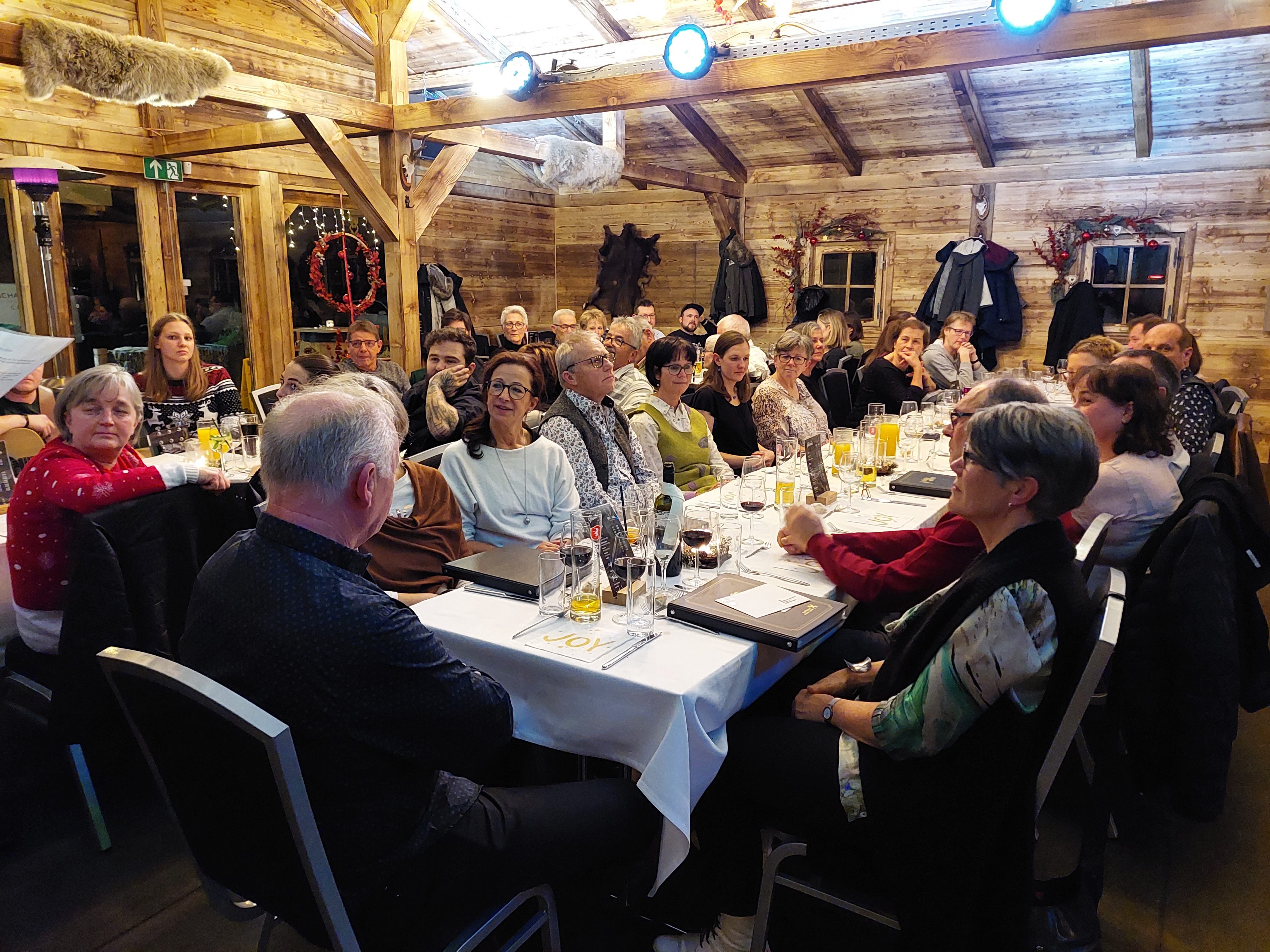 Gemütlich ließen die Mitglieder vom Chor Joy das Jahr auf der Rheinauen Wildhütte ausklingen.
