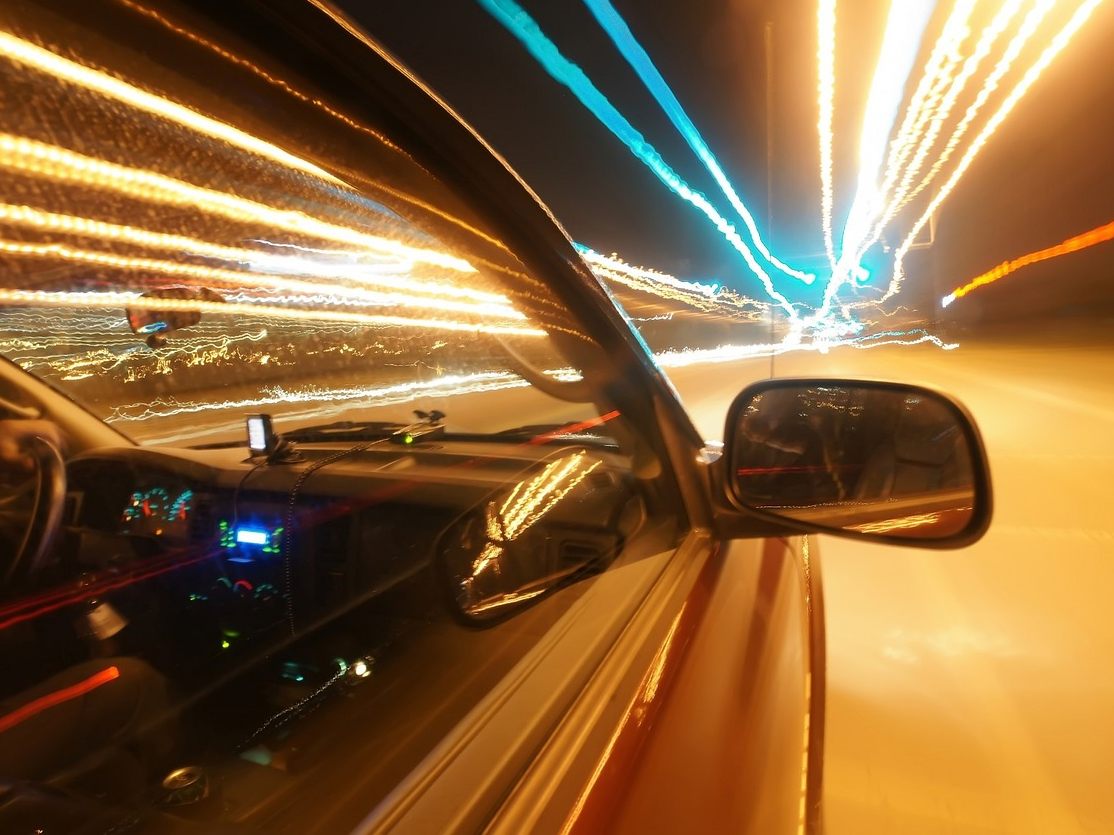 Ein Raser bretterte mit 219 km/h über die A2 Südautobahn in Niederösterreich.