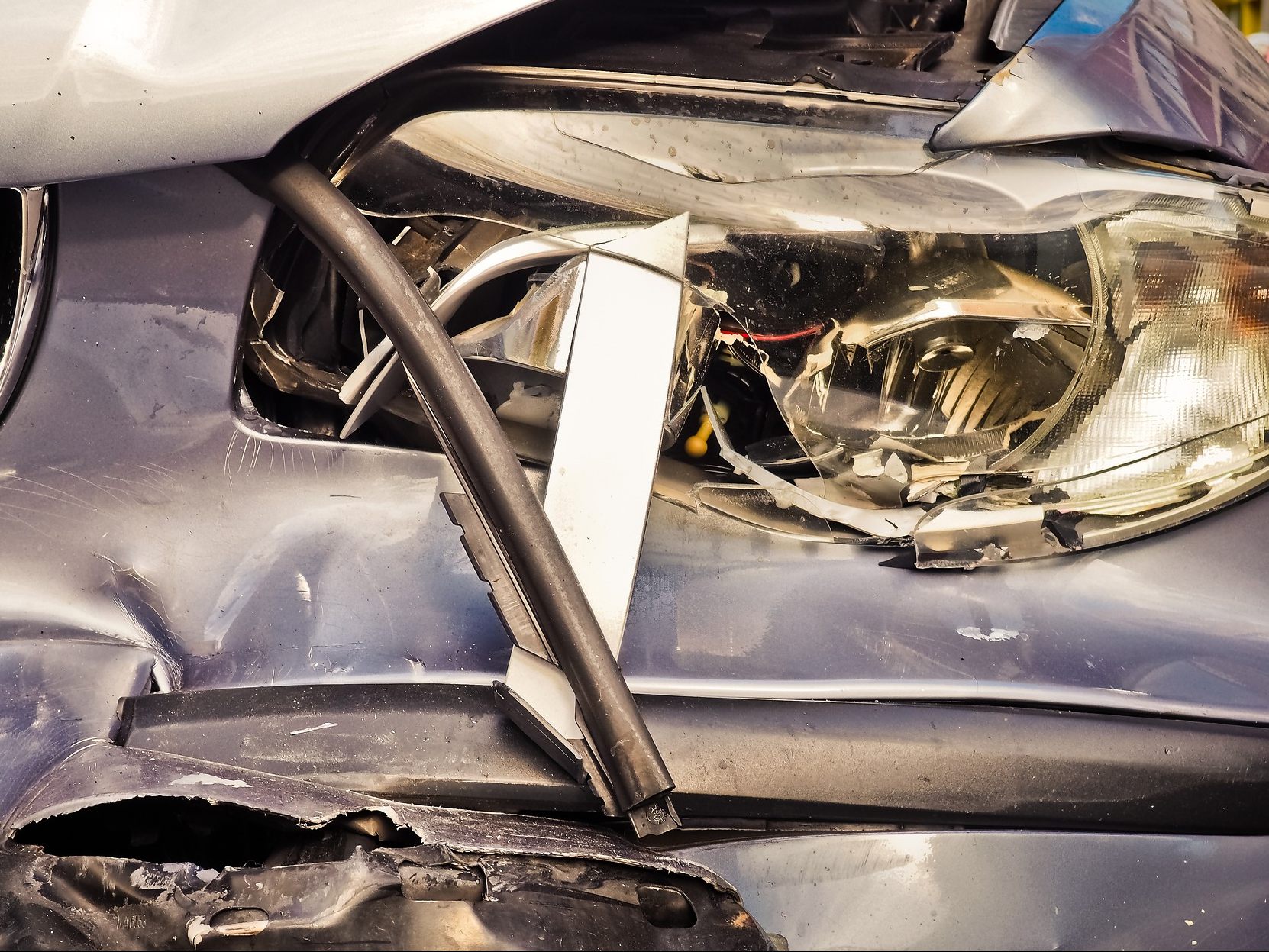 Bei einem Frontalzusammenstoß zwischen zwei Autos wurde eine dreiköpfige Familie verletzt. Bei einem Frontalzusammenstoß zwischen zwei Autos wurde eine dreiköpfige Familie verletzt.