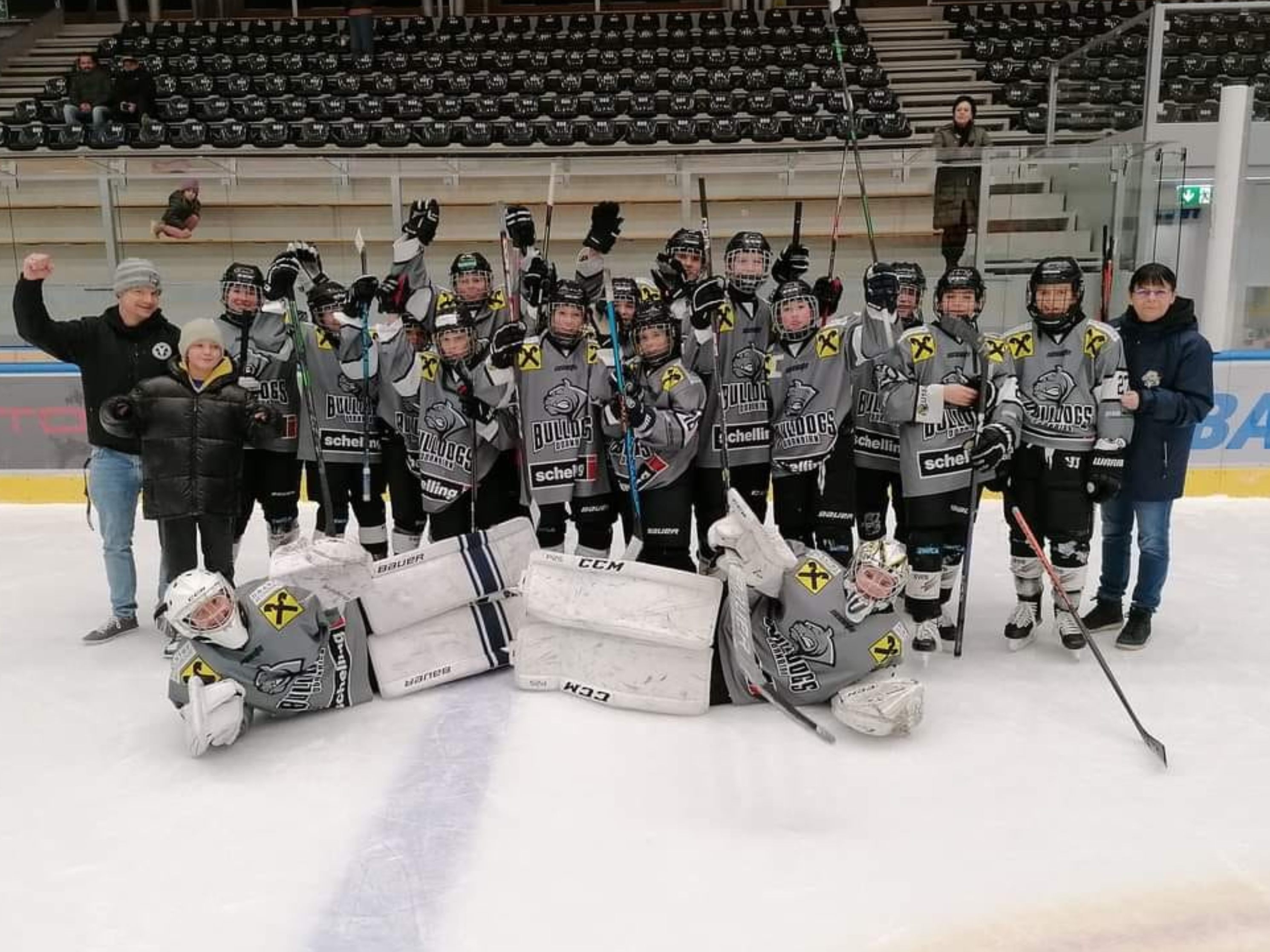 Das U15-A Team der Rheintal Bulldogs feierte im Messestadion nach spannendem Spiel einen Erfolg gegen die Alterskollegen des EHC Frauenfeld Das U15-A Team der Rheintal Bulldogs feierte im Messestadion nach spannendem Spiel einen Erfolg gegen die Alterskollegen des EHC Frauenfeld