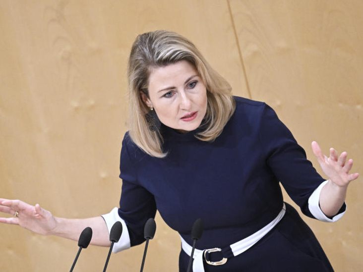 Medienministerin Susanne Raab (ÖVP) will den ORF zum Sparen bringen. Medienministerin Susanne Raab (ÖVP) will den ORF zum Sparen bringen.