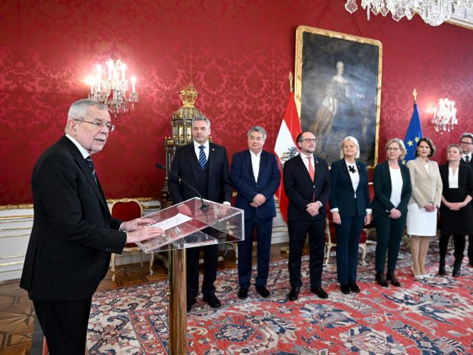 Bundespräsident Alexander Van der Bellen nahm das traditionelle Demissionsangebot der Regierung nicht an. Bundespräsident Alexander Van der Bellen nahm das traditionelle Demissionsangebot der Regierung nicht an.