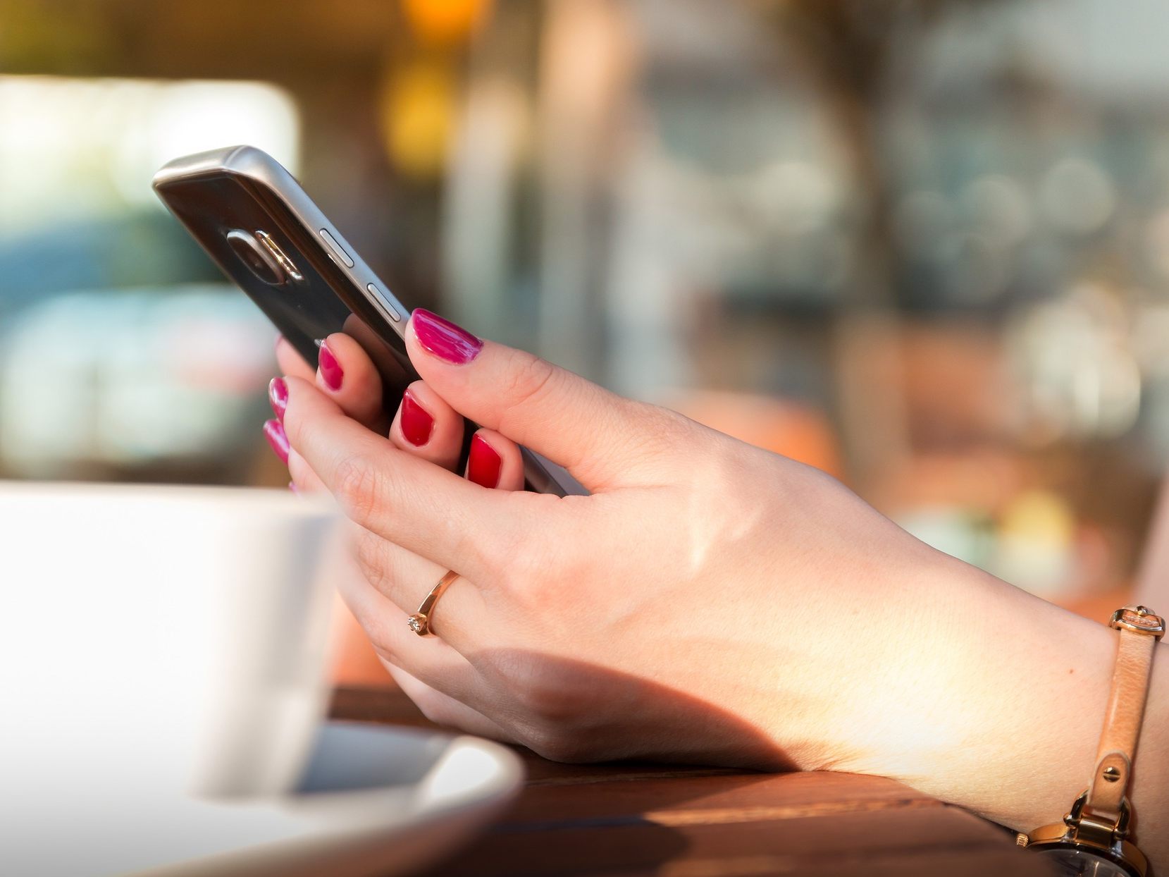Mit diesen Tipps kann man seinen Smartphone-Konsum reduzieren. Mit diesen Tipps kann man seinen Smartphone-Konsum reduzieren.