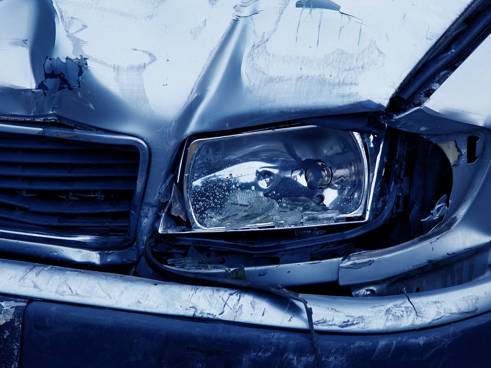 Ein Alkolenker verursachte im Bezirk Neunkirchen einen PKW-Unfall und krachte dann in einen Lkw.